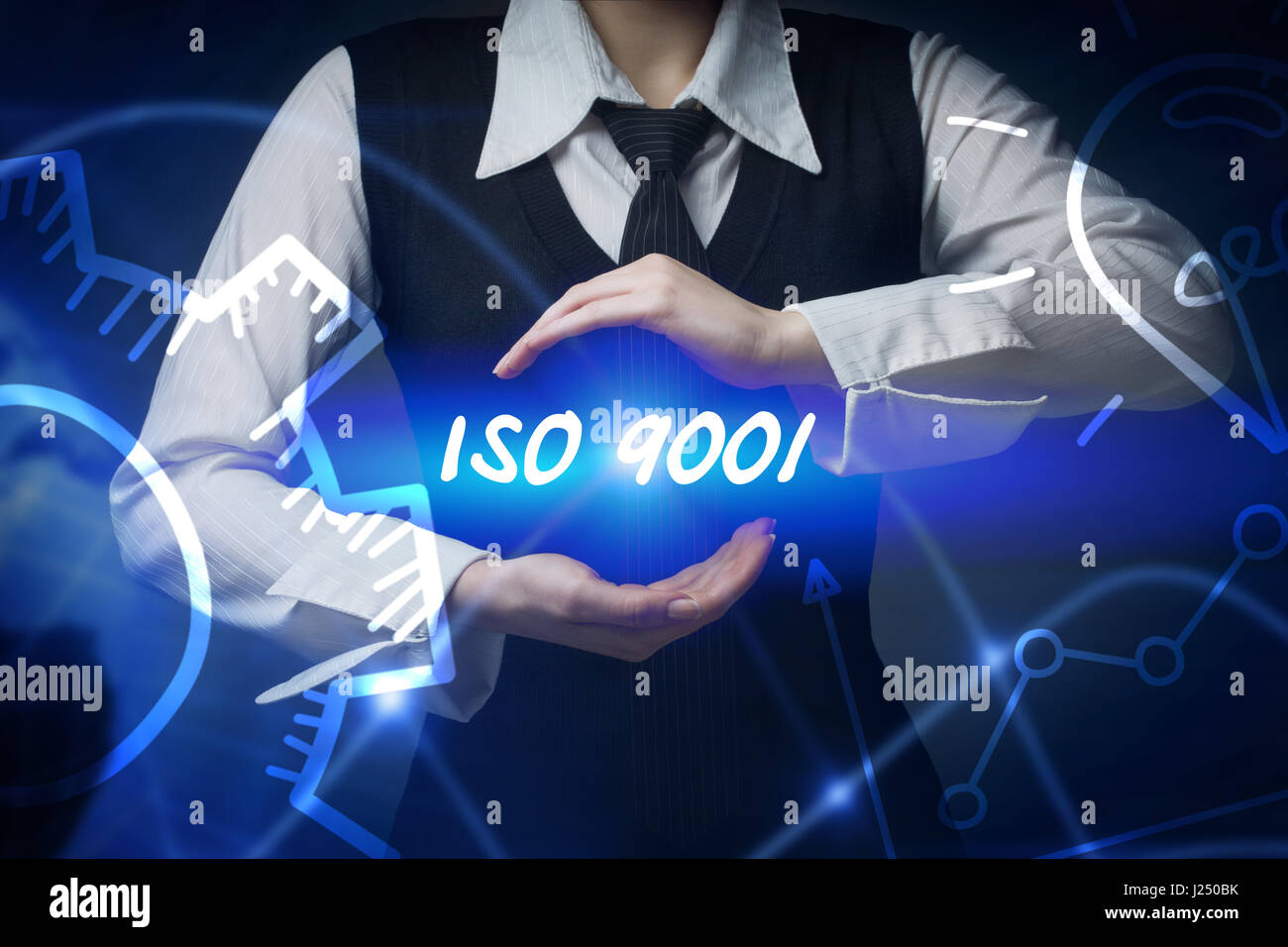 Business, Technologie, Internet und Networking-Konzept. Business-Frau wählt Symbol - ISO 9001 Stockfoto