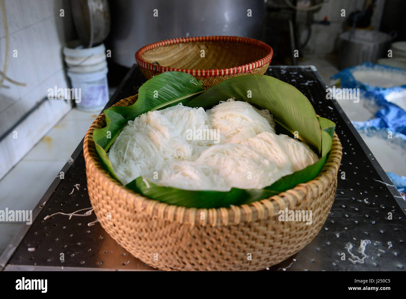 Vorbereitung der traditionellen vietnamesischen Reisnudeln (Bún) in einer kleinen Familie besaß Fabrik in einem kleinen Dorf in der Nähe von Hanoi. Stockfoto