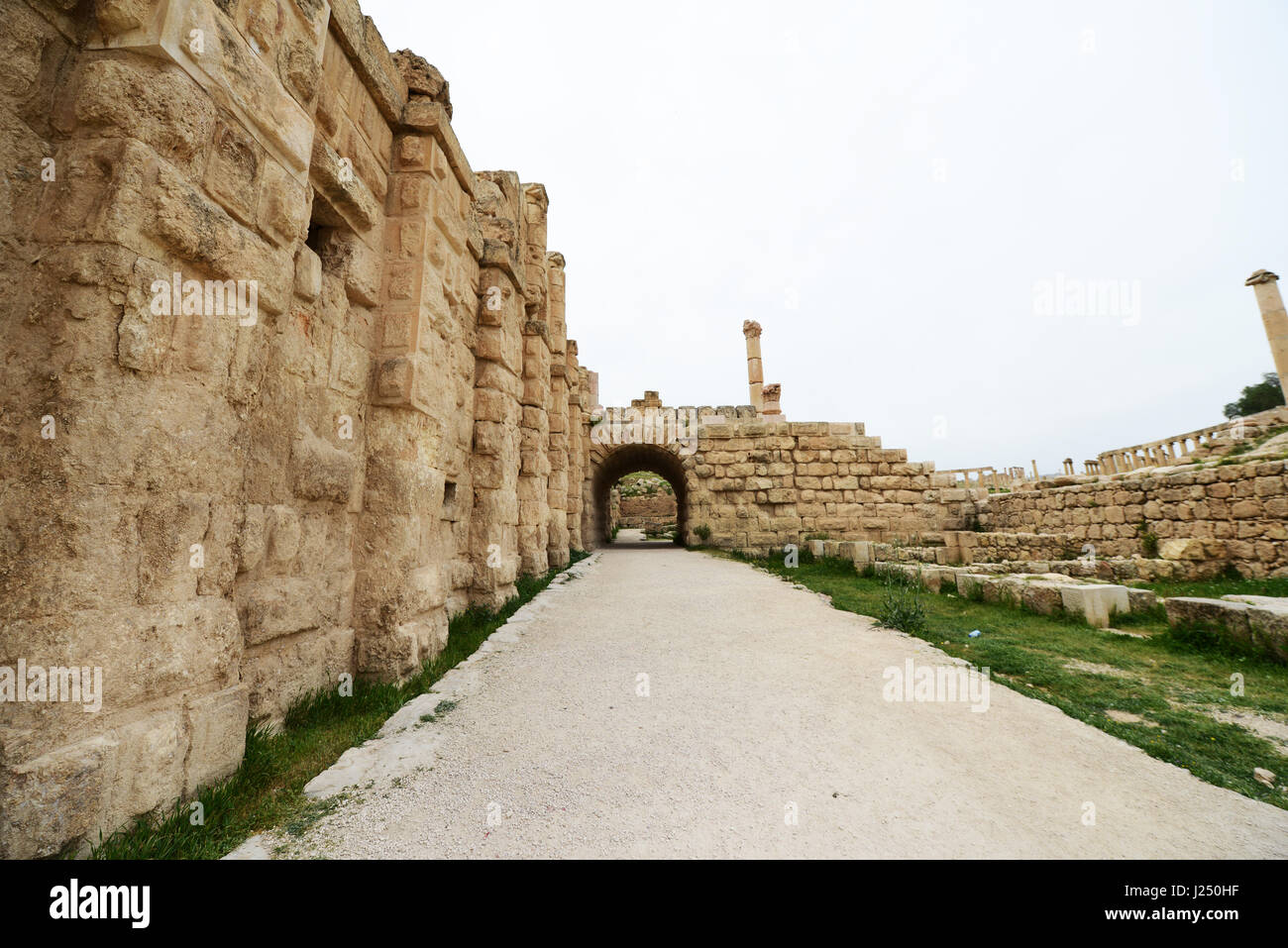 Der Weg zum Südtor in der antiken römischen Stadt Jerash in Jordanien. Stockfoto