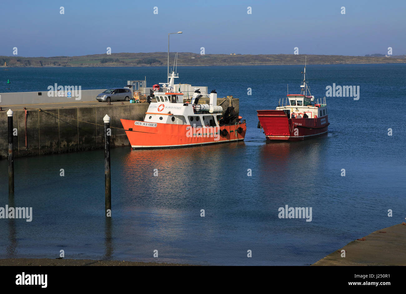 Fähren im Hafen von Baltimore, Grafschaft-Korken, Irland, irische Republik Blick auf Sherkin Island Stockfoto
