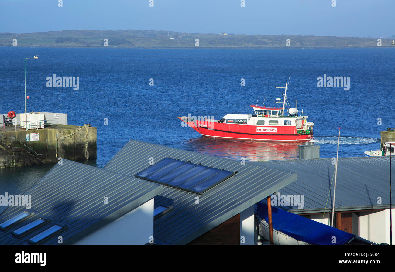 Fähre im Hafen von Baltimore, Grafschaft-Korken, Irland, irische Republik Blick auf Sherkin Island Stockfoto
