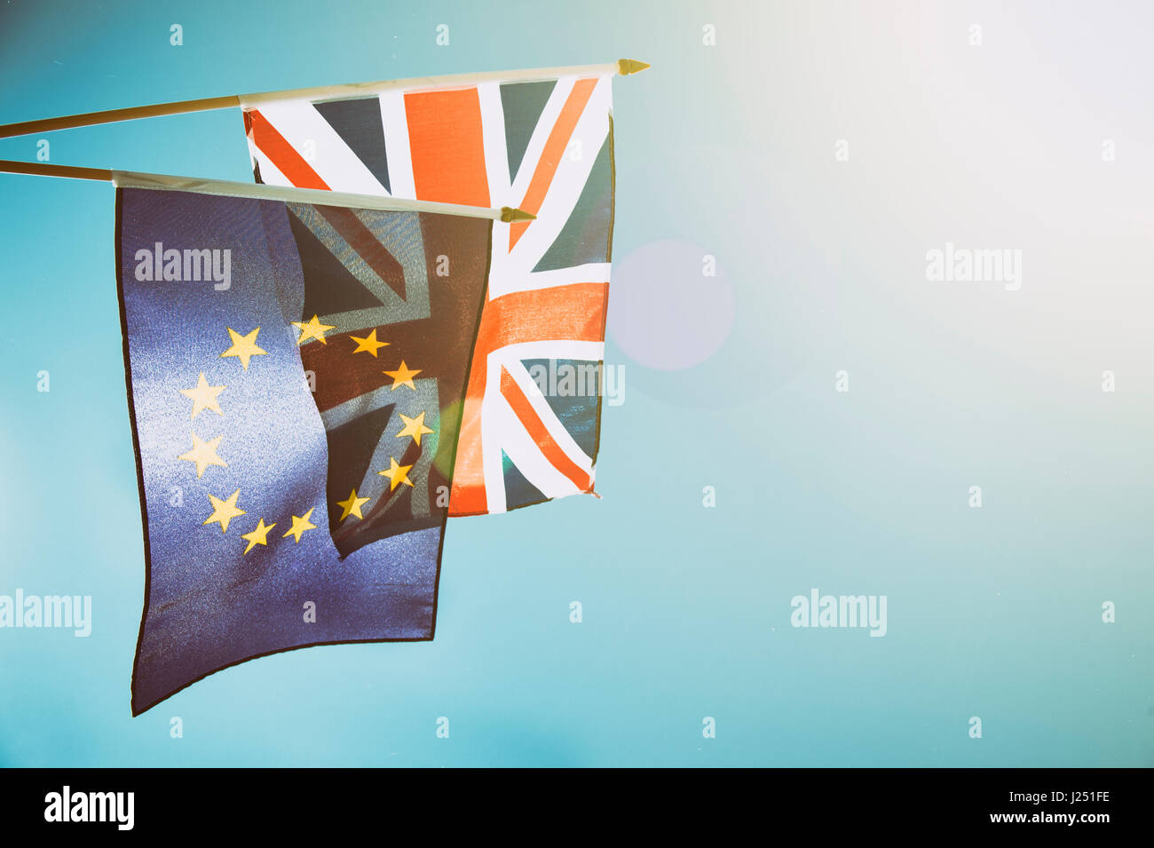EU Europäische Union und UK Großbritannien Fahnen zusammen in strahlend blauen Himmel auf die Dämmerung eines neuen Tages der Zusammenarbeit Stockfoto