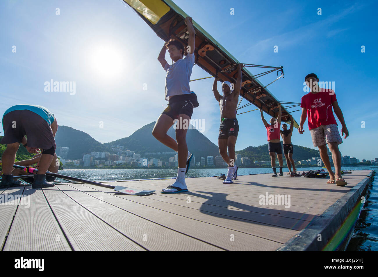 RIO DE JANEIRO - 30. Januar 2016: Gruppe von brasilianischen Ruderer tragen ihr Boot von der Anlegestelle nach einem Morgen Training in Lagoa. Stockfoto