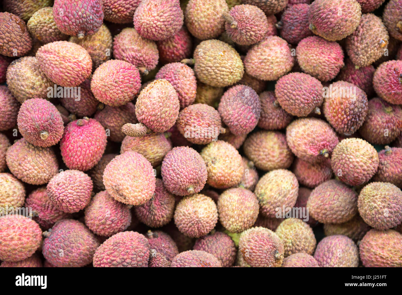 Haufen von frischen Reifen Litschis in einem Haufen auf dem Display an einer Outdoor-Obstmarkt in Rio De Janeiro, Brasilien Stockfoto