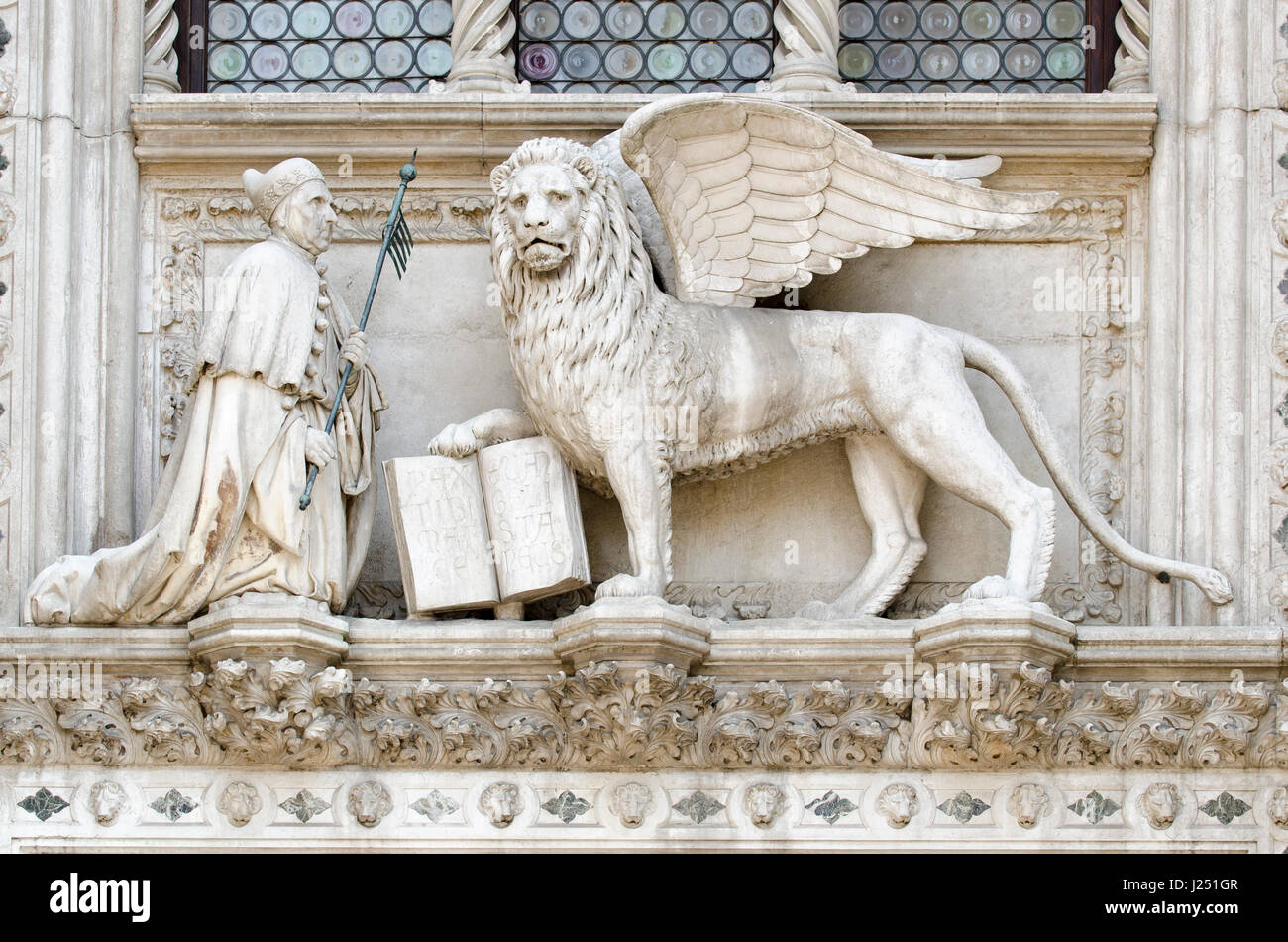 Detail der Porta della Carta Eingang zum Dogenpalast in Venedig, Italien, Darstellung der Doge Francesco Foscari kniend vor der St.-Markus-Löwe, Stockfoto