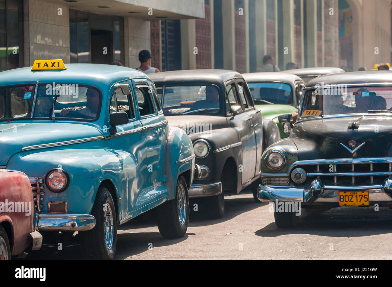 Havanna - Juni 2011: Amerikanische Oldtimer wie Anteil Taxis drängen sich die Straßen von Centro in eine typische Szene des täglichen Lebens handelt. Stockfoto