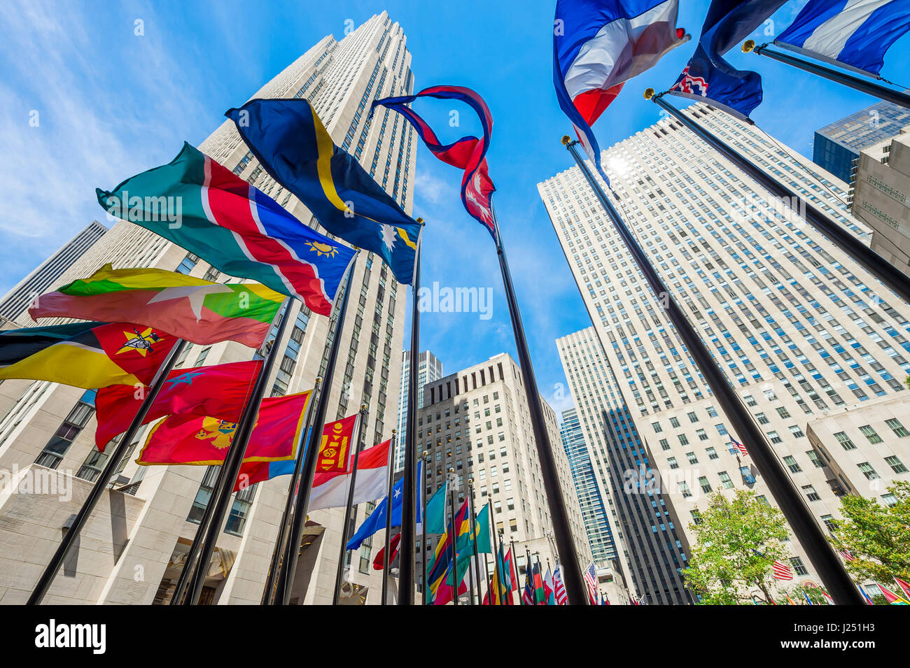 NEW YORK CITY - 2. September 2016: Internationale Flaggen Fliege am Fuße des Art-Déco-Wolkenkratzer am Rockefeller Center. Stockfoto