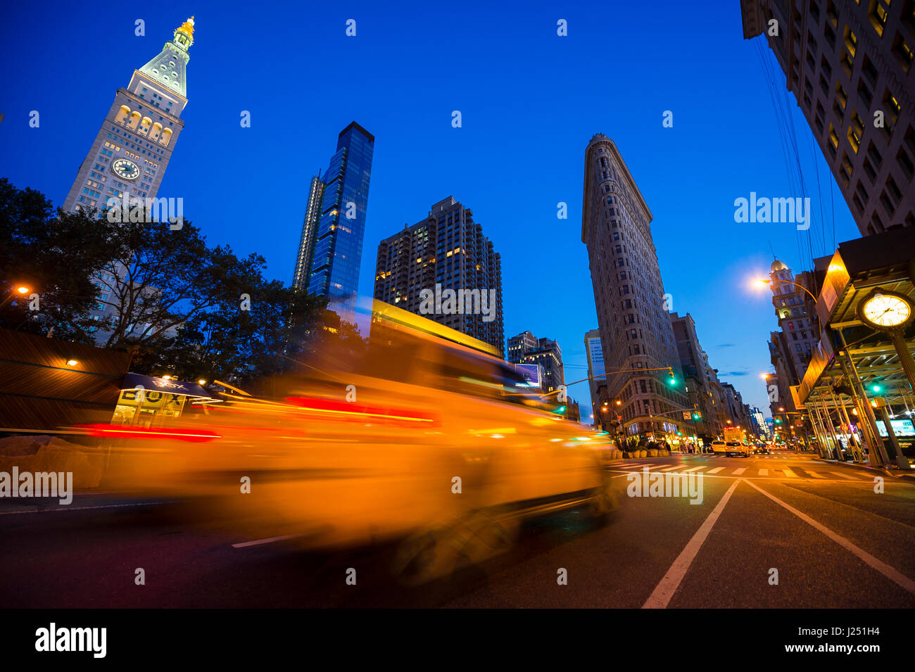 Datenverkehr in Bewegung verwischen in hellen Abend Blick auf die Straßen von New York City im Madison Square, Fifth Avenue und Broadway Schnittpunkt Stockfoto