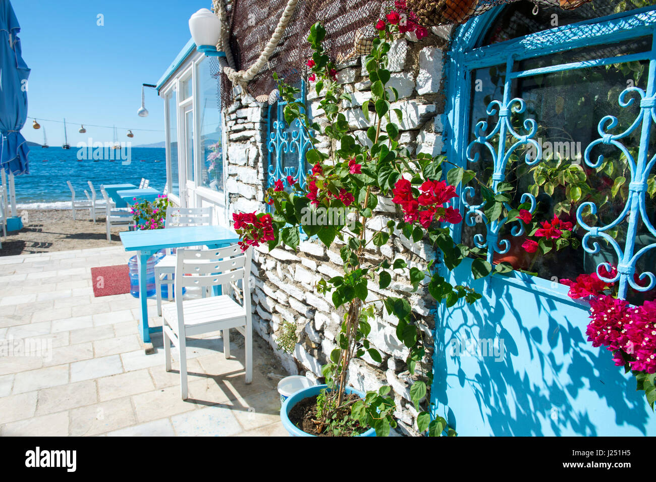 Hellen Morgen Ansicht mit klassischen mediterranen Farben und Blumen in Bodrum, Türkei Stockfoto