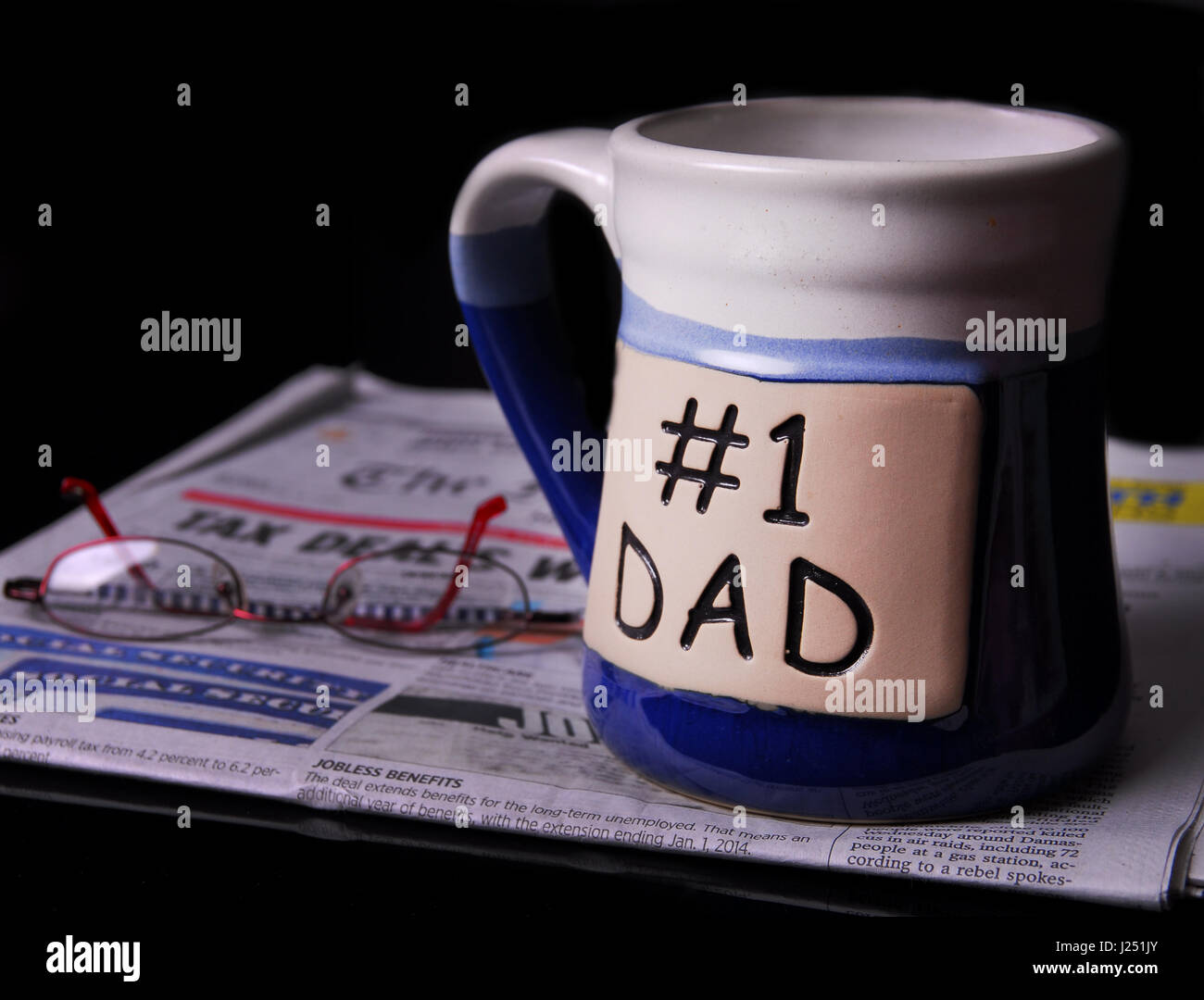 Tasse, Zeitung und Gläser Stockfoto