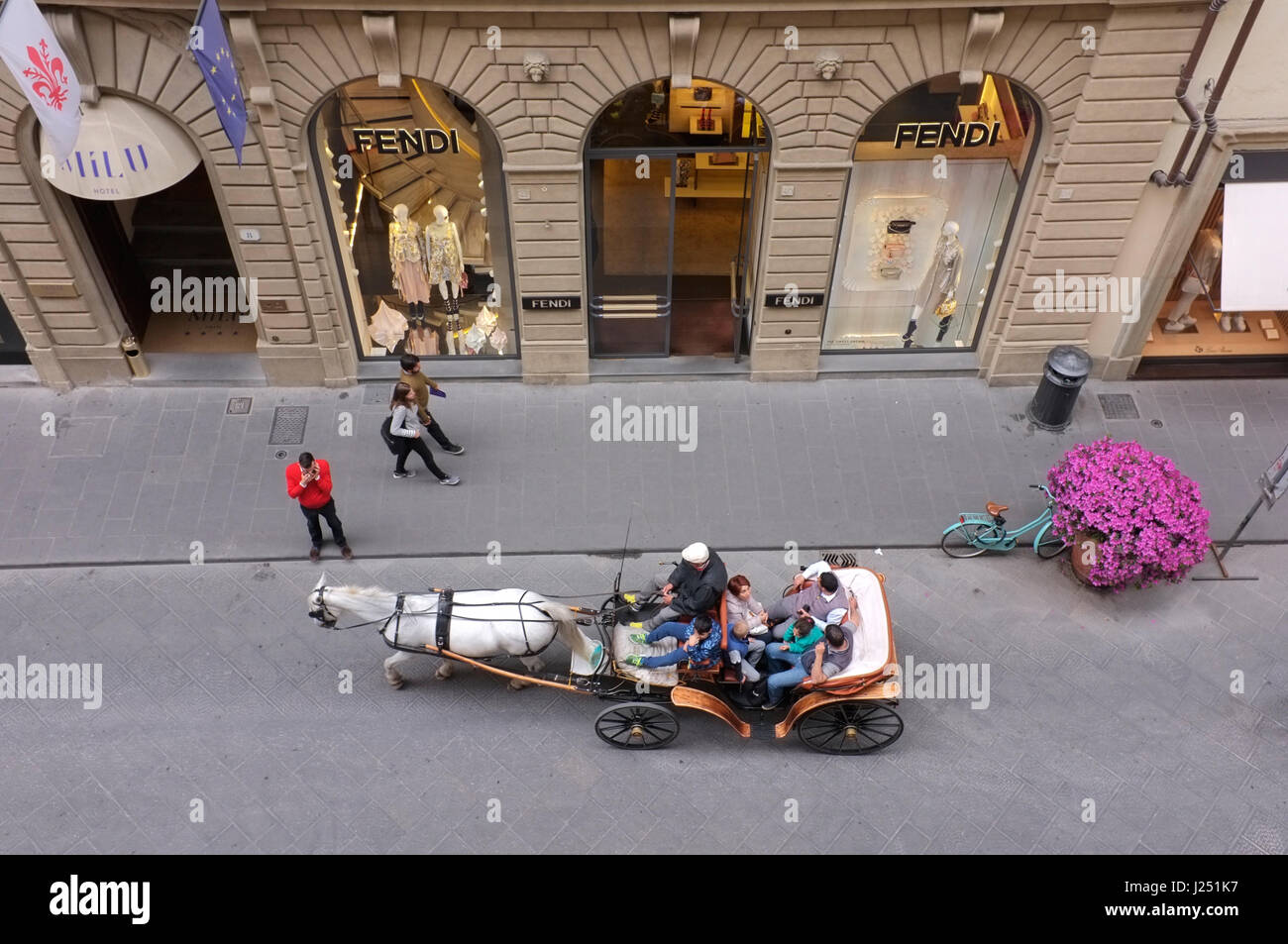 Touristen an der Haupteinkaufsstraße in Florenz. Stockfoto