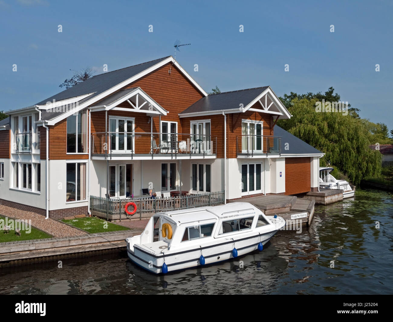 Moderne am Flussufer Großimmobilie mit Liegeplatz auf den Norfolk Broads, Horning, River Bure, Norfolk, England, UK Stockfoto
