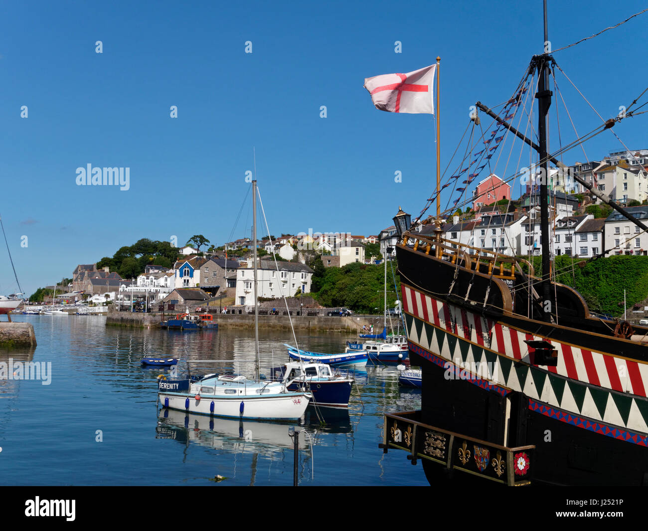 Die attraktive Brixham Innenhafen mit Sportbooten und The Golden Hind Museumsschiff, Brixham, Torbay, Devon, England, UK Stockfoto