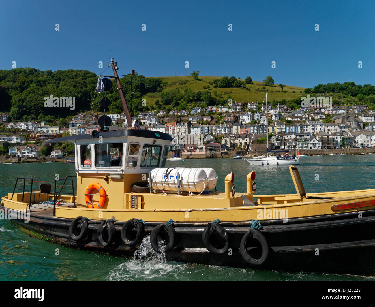 Die Auto zerren Fähre Überfahrt von Dartmouth nach Kingswear auf The River Dart mit Dartmouth jenseits, Devon, England, UK Stockfoto