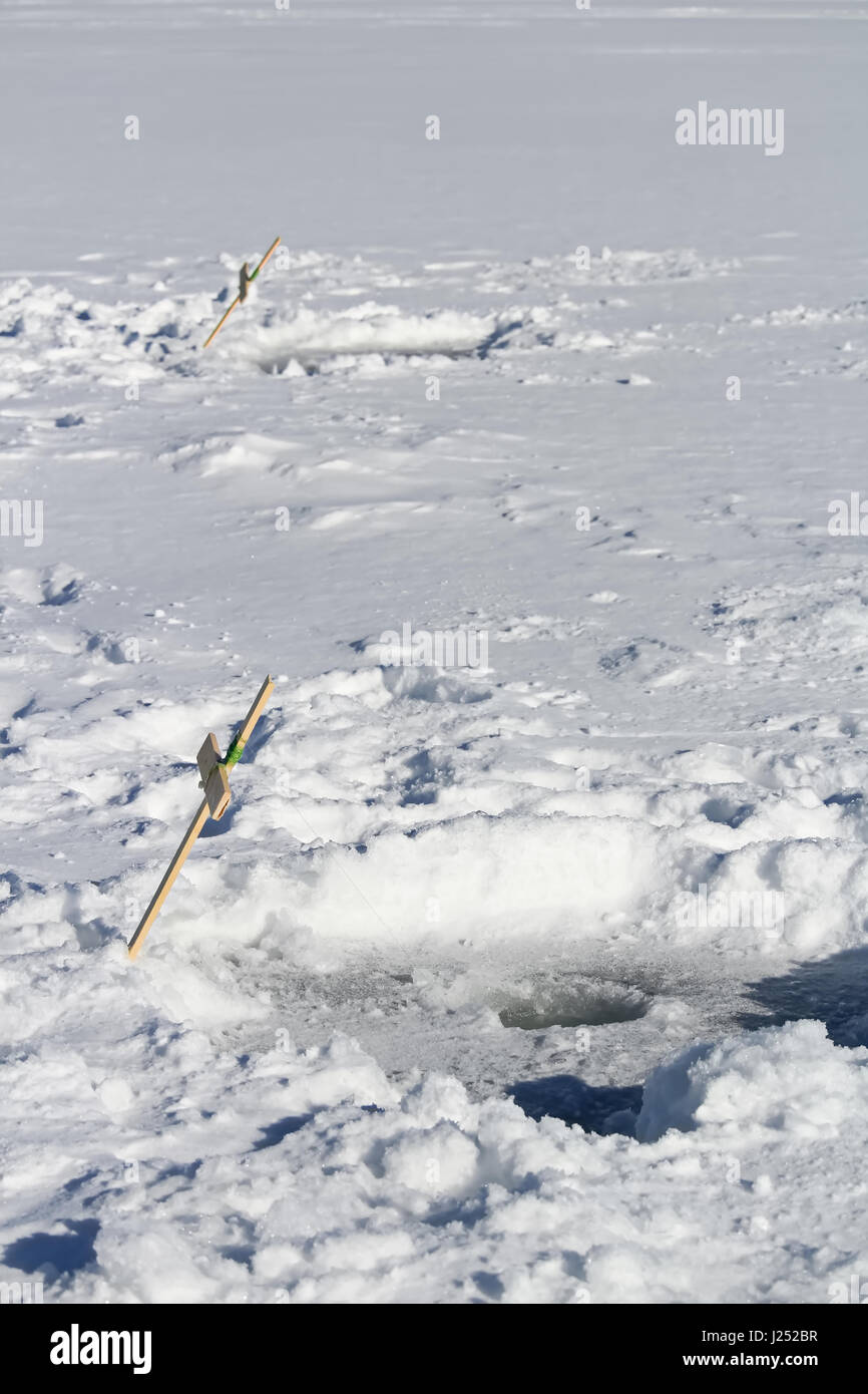 Zwei Zeilen noch Setup auf einem zugefrorenen See. Stockfoto