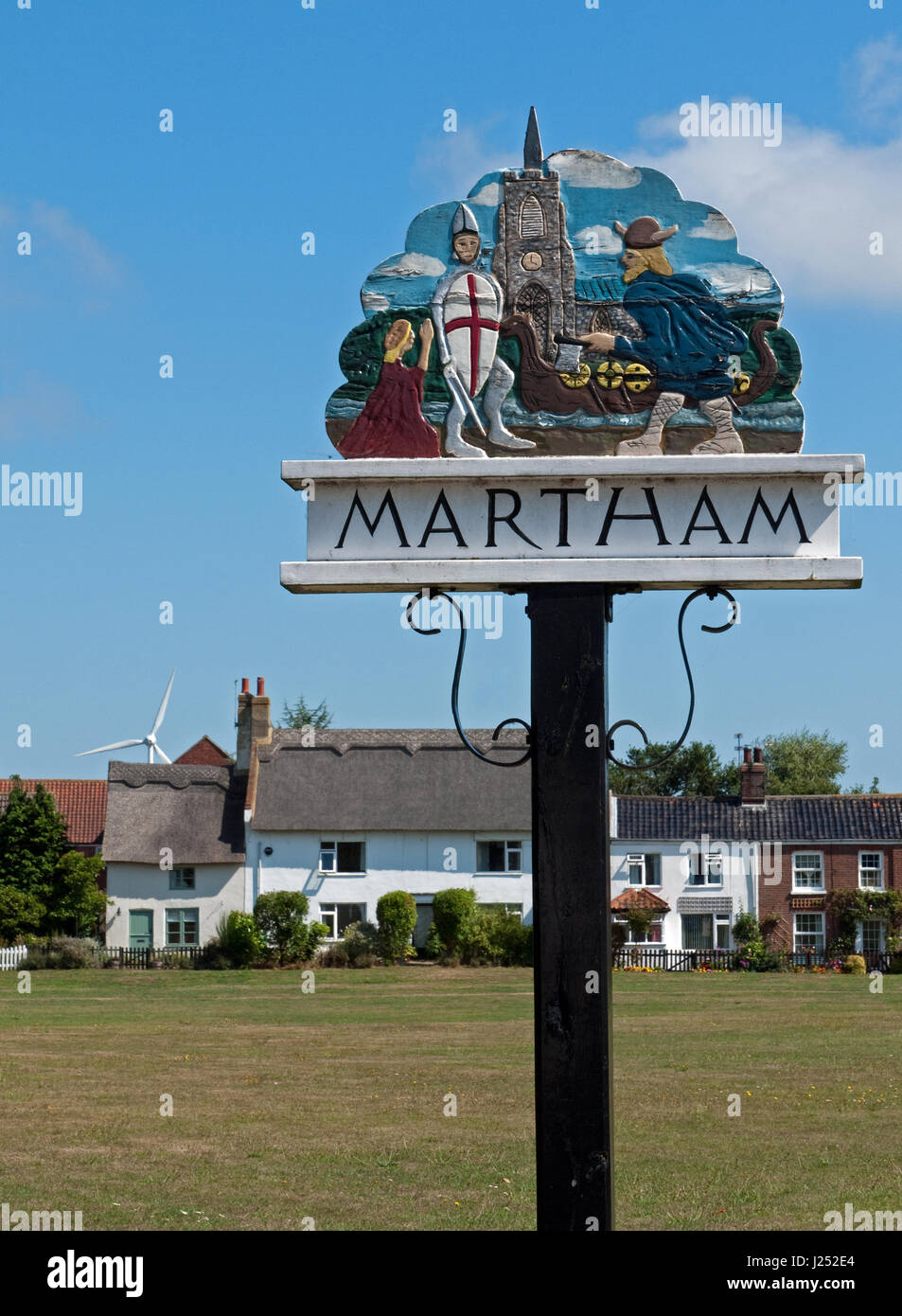Ortsschild und grün im Dorf Martham Nr Great Yarmouth, Norfolk, England, UK Stockfoto