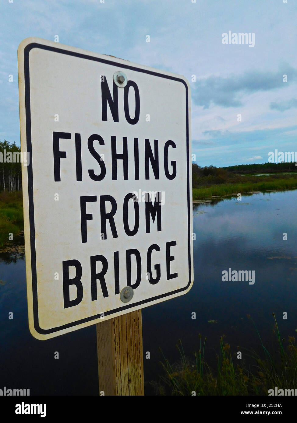 Kein Fischen aus Brücke Zeichen vor einem wunderschönen Fluss. Stockfoto