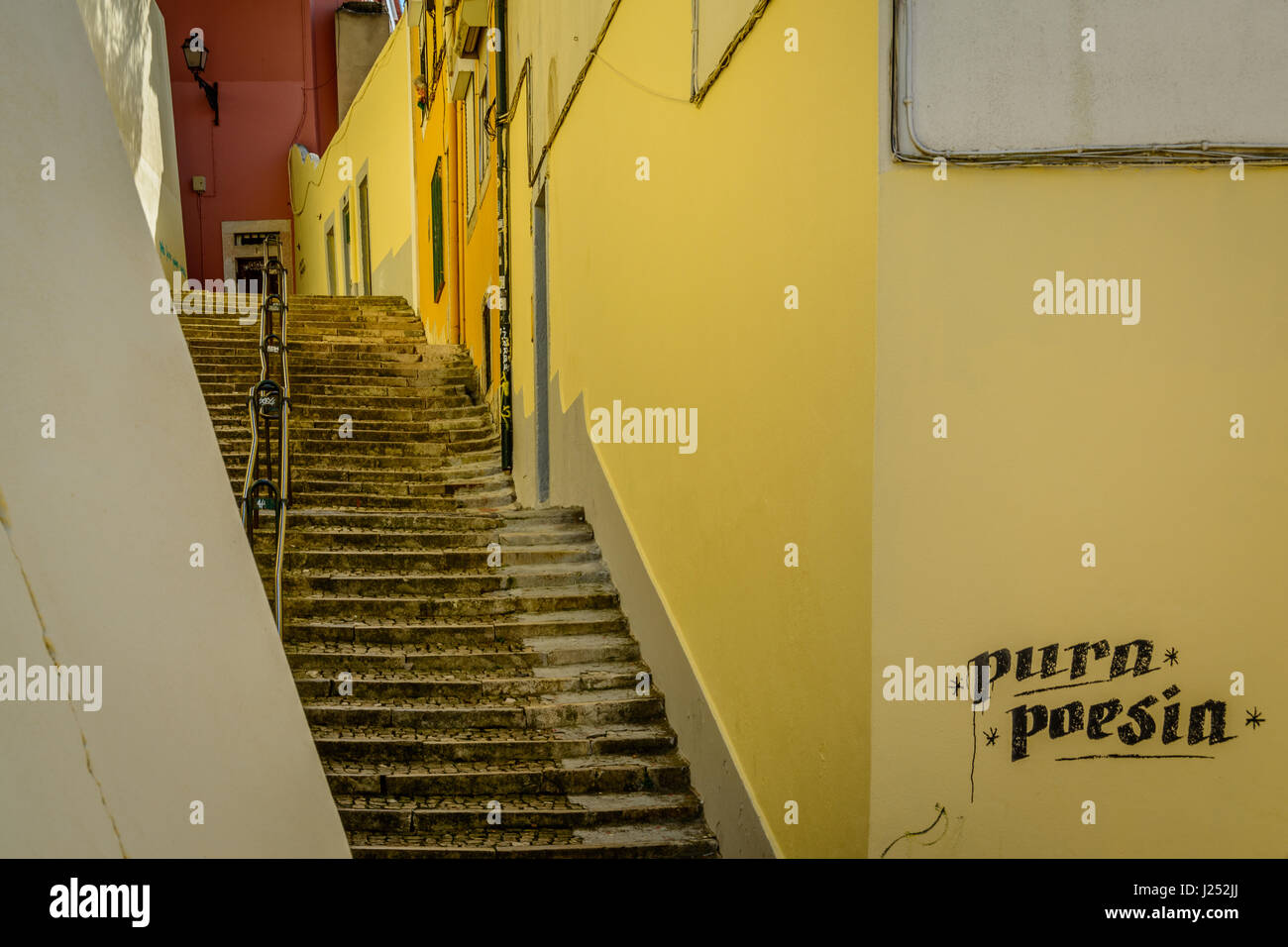 Treppen in Seitengasse in Lissabon, Portugal Stockfoto