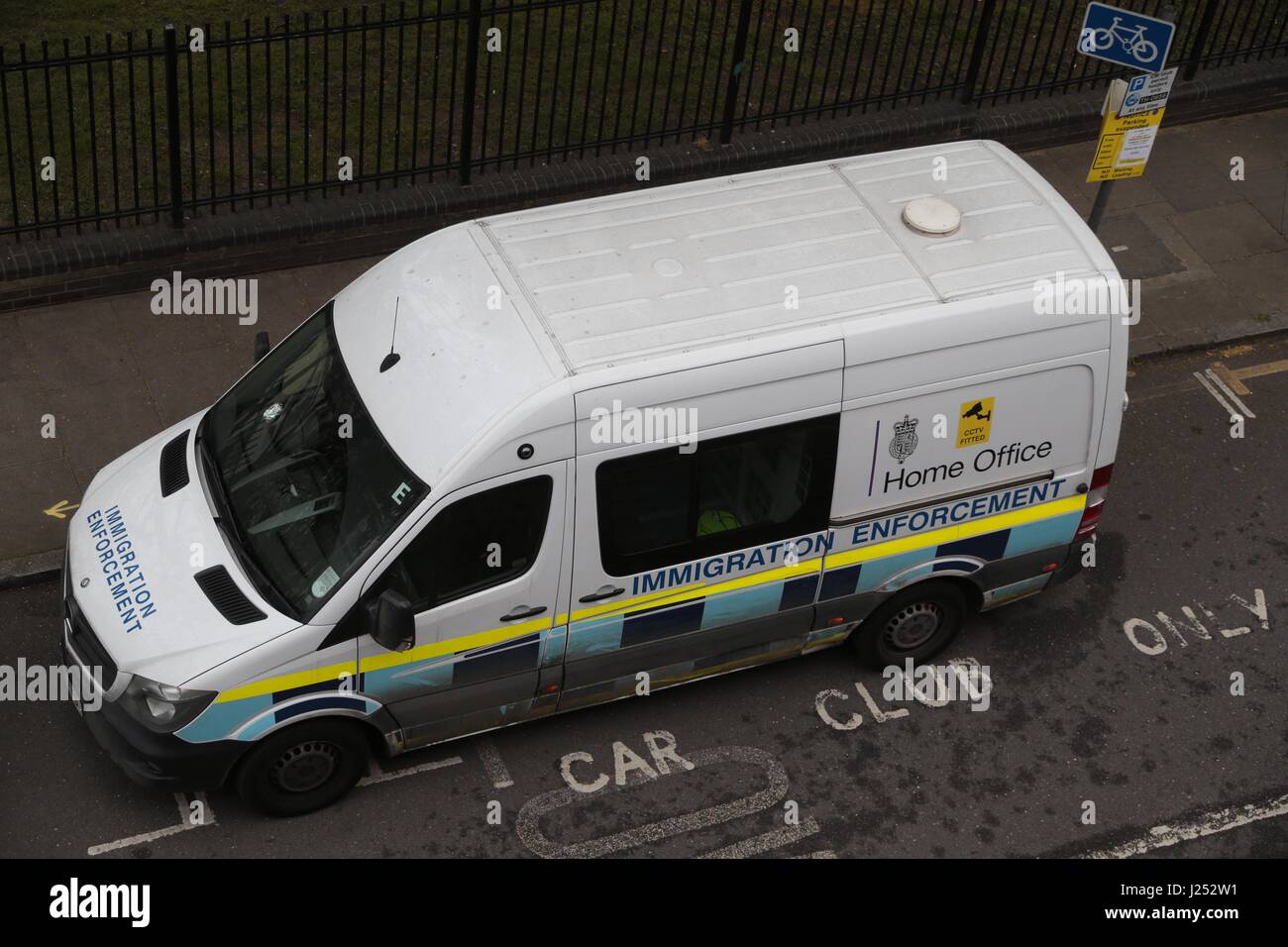 Immigration Enforcement van geparkt in engen Straße London E14 8BP Stockfoto