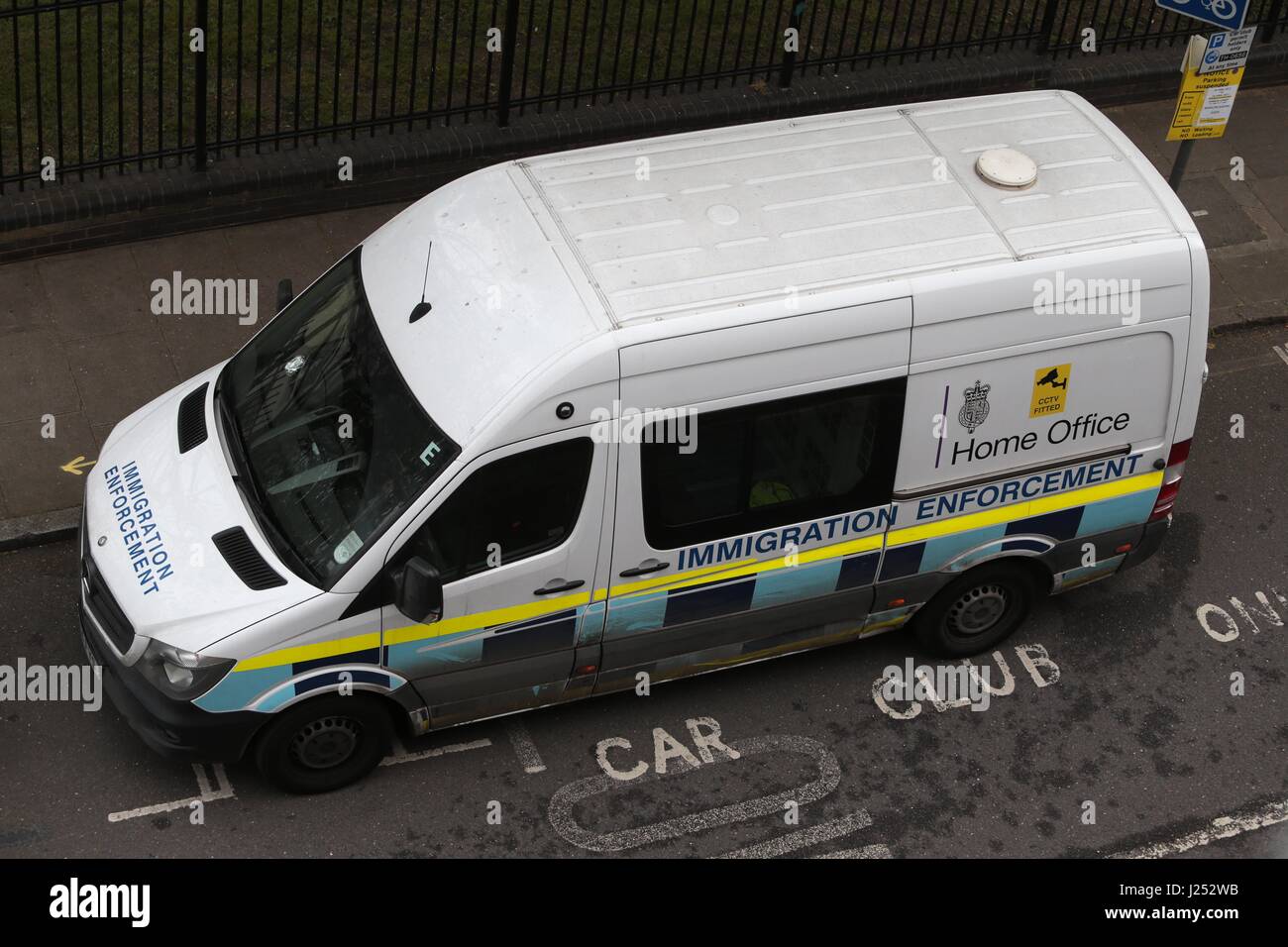 Immigration Enforcement van geparkt in engen Straße London E14 8BP Stockfoto
