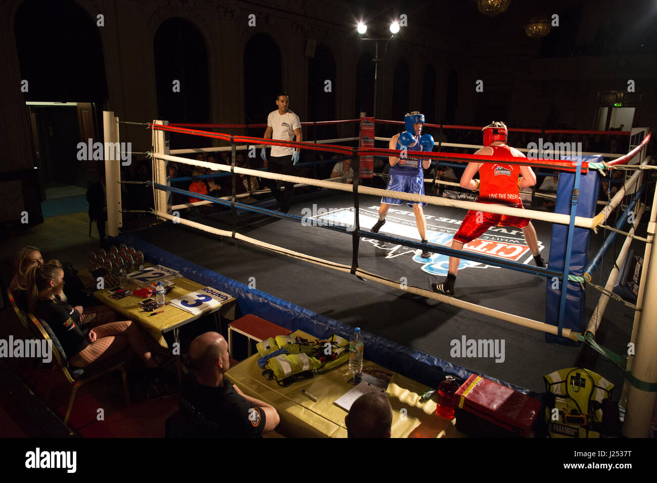 Sammeln Sie weißer Kragen Fight Club, weiß-Box-Event in Stratford Town Hall, organisiert vom Londoner City Warriors Boxclub, England, UK Stockfoto