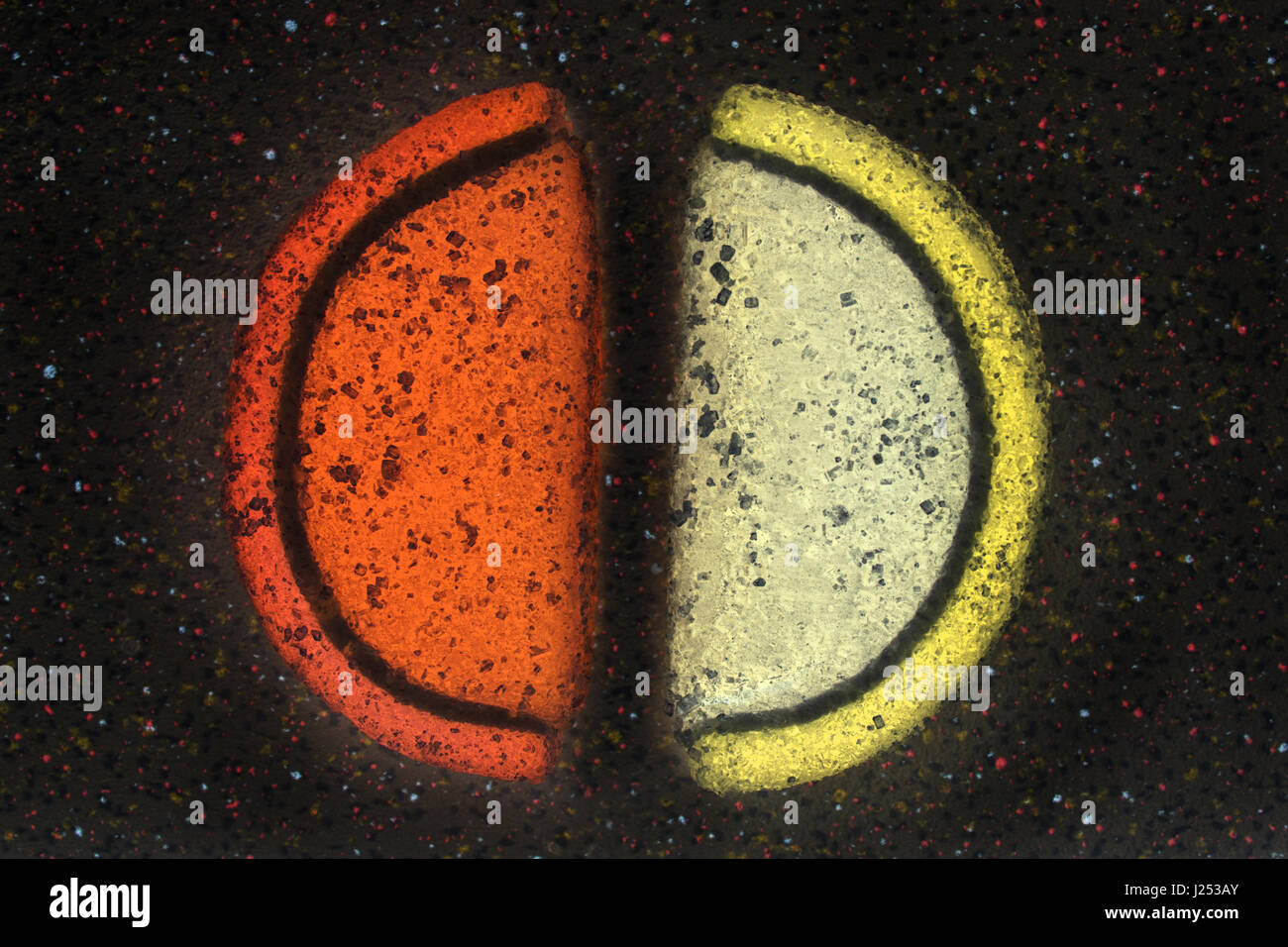 Abstraktes Bild kosmische. Zwei Halbkugeln, die mit Neonlicht auf einem dunklen Hintergrund ähnelt einen Sternenhimmel leuchten. Stockfoto