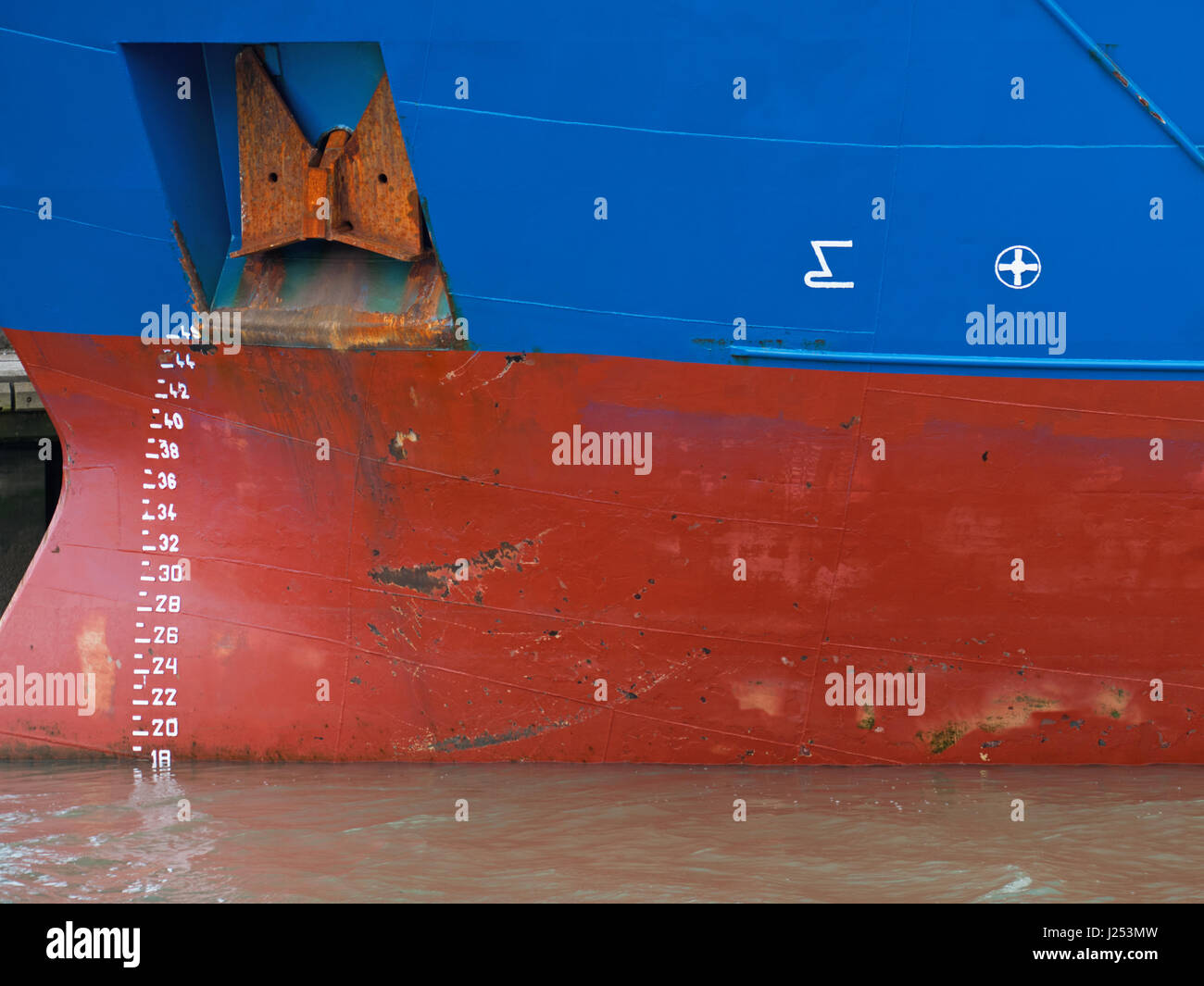 Die Wasserlinie Zahlen und Markierungen auf dem Rumpf eines Frachtschiffes Stockfoto