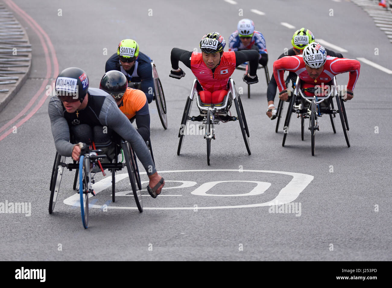 Rollstuhlrennen beim Virgin London Marathon 2017 nach der Überquerung der Tower Bridge und entlang des Tower of London Stockfoto