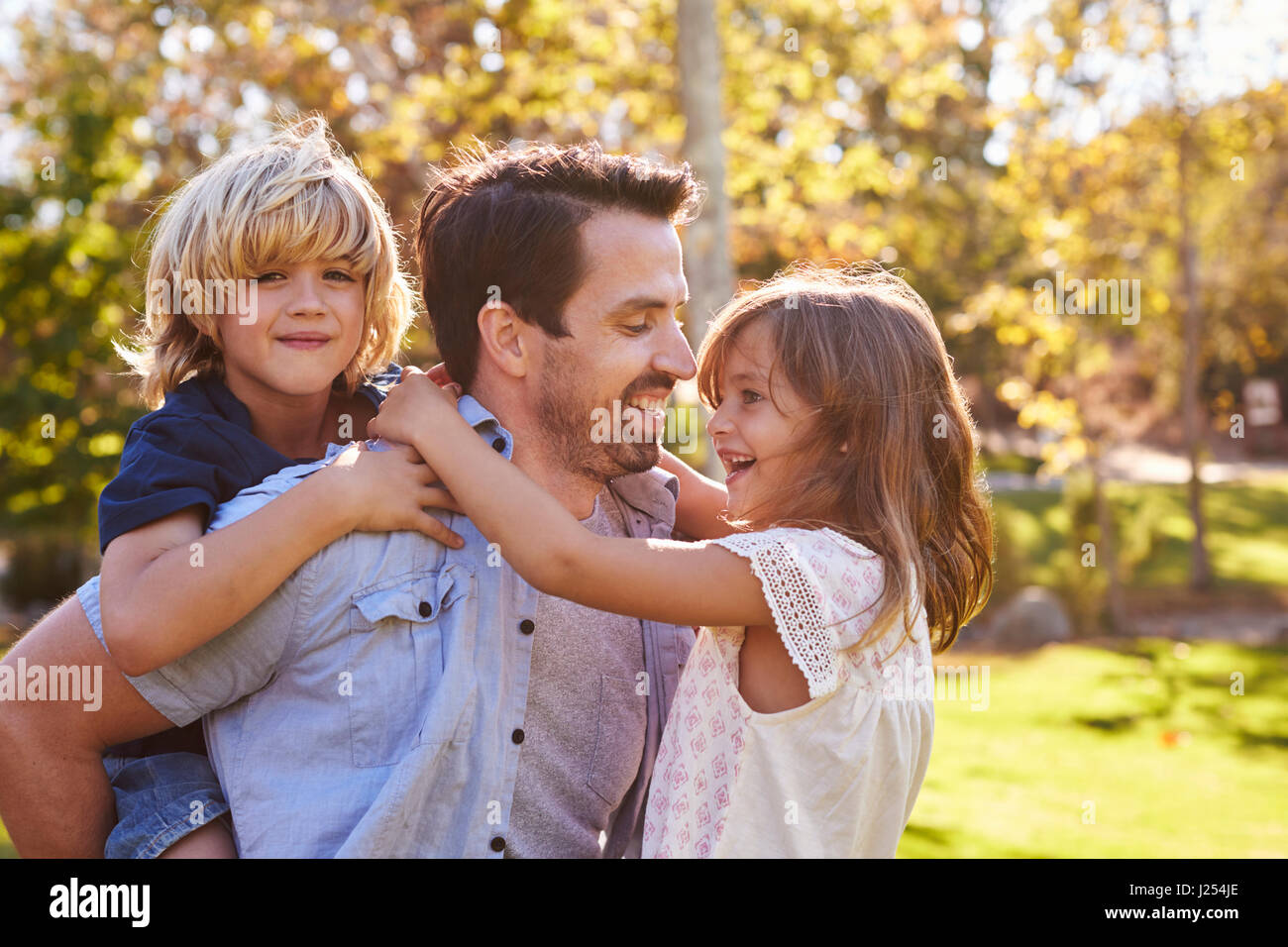 Vater, Sohn und Tochter, wie sie im Park spielen Stockfoto
