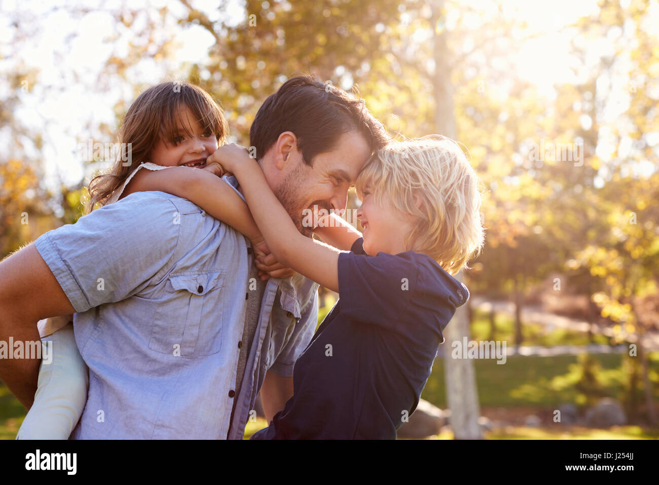 Vater, Sohn und Tochter, wie sie im Park spielen Stockfoto
