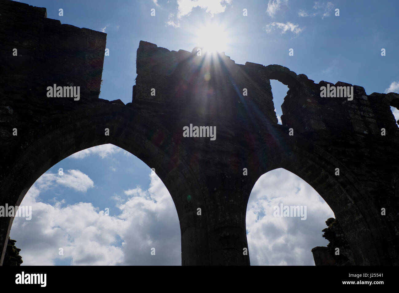 Website des mittelalterlichen Llanthony Abbey, des Zisterzienserordens der Mönche bei der Brecon Beacons National Park, Wales, UK Stockfoto