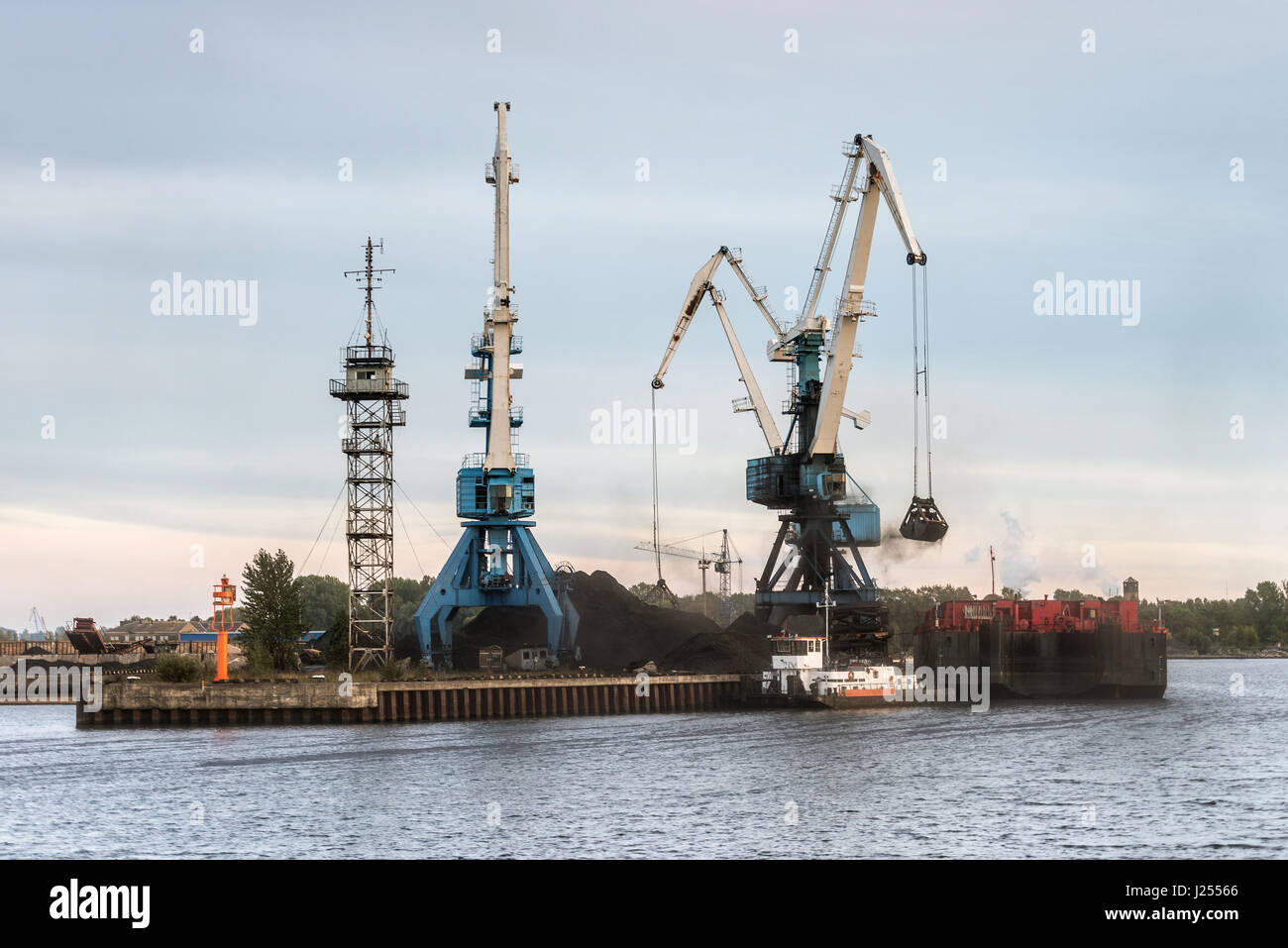 Kohle-Umschlag an der Containerschiffe. Stockfoto