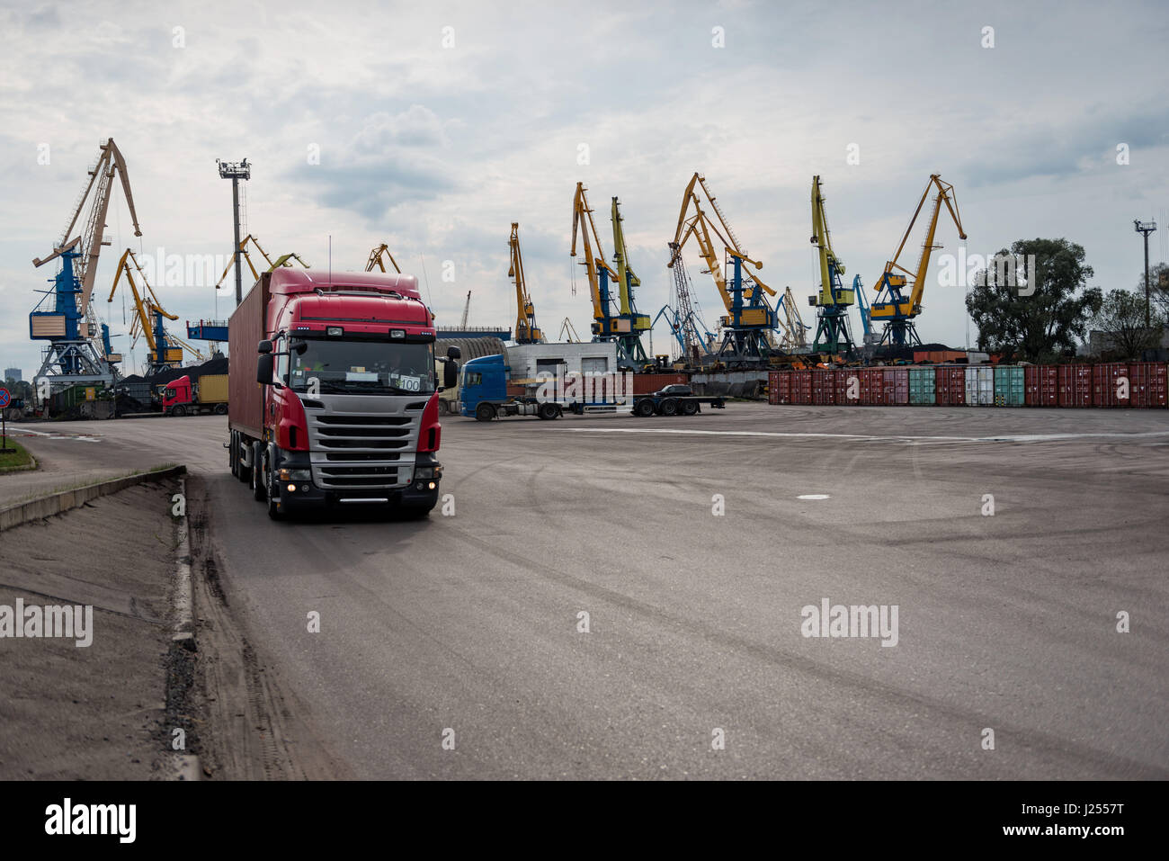 Container-Umschlagplatz. Stockfoto