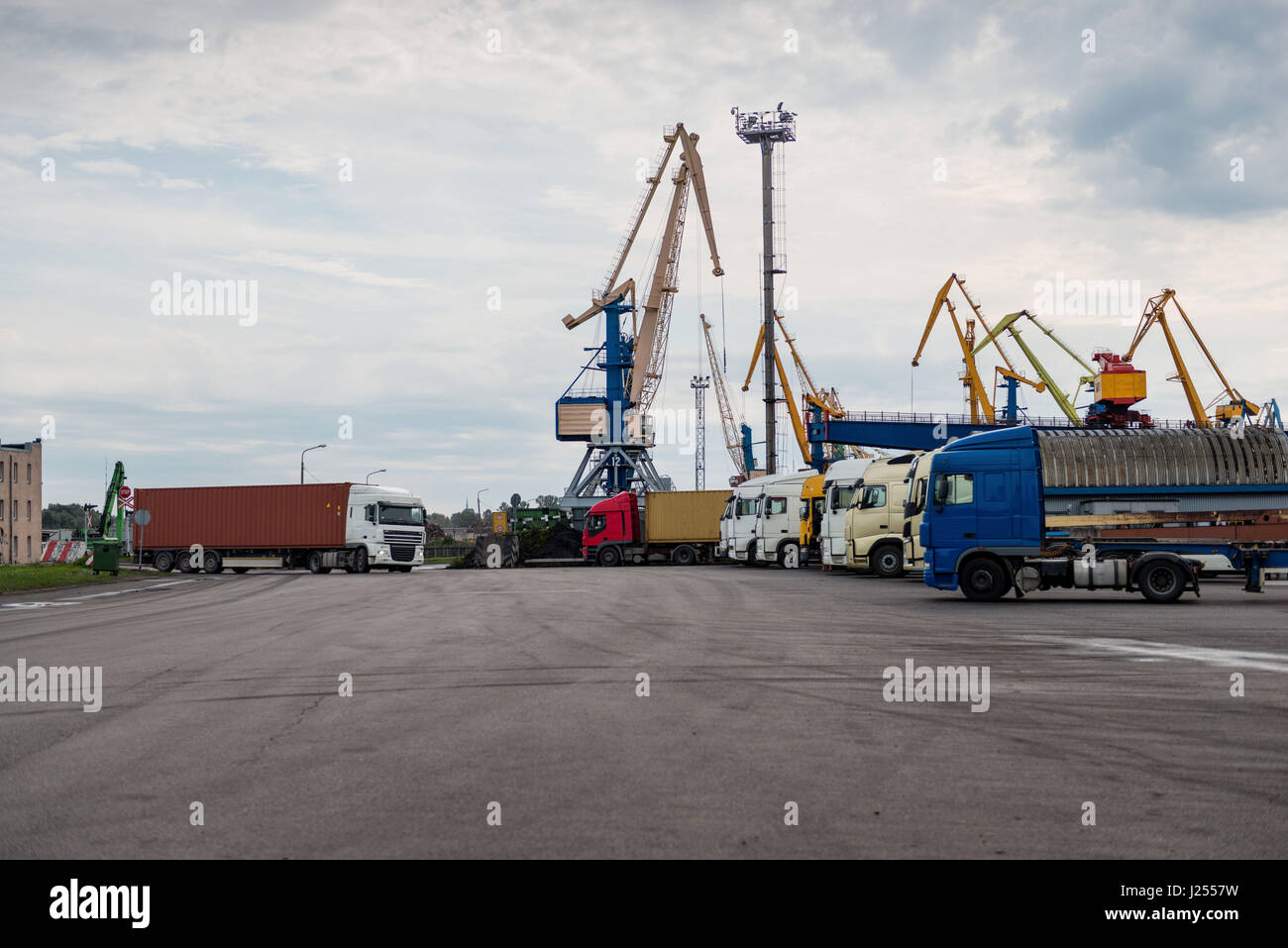 Container-Umschlagplatz. Stockfoto