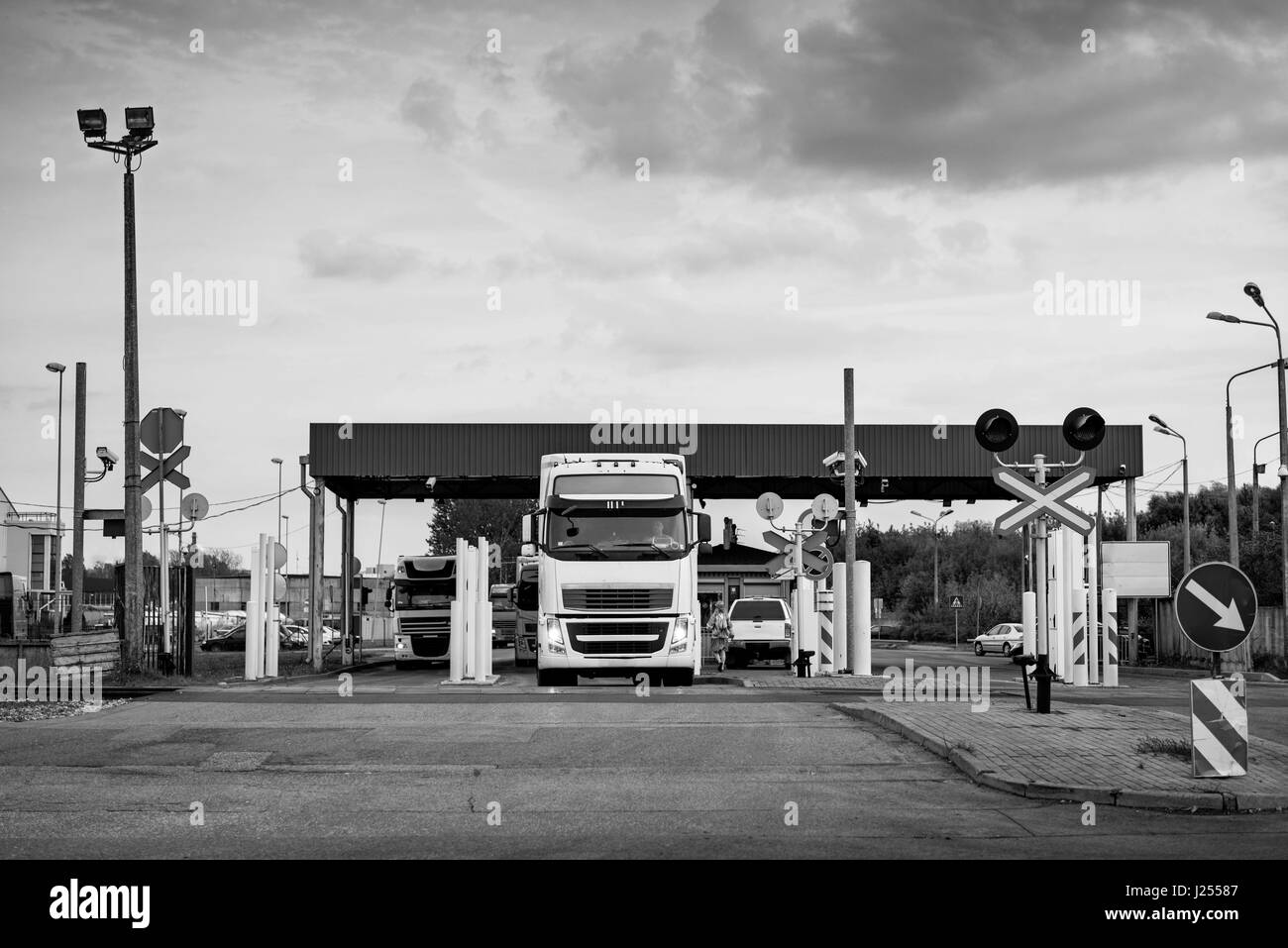 LKW in der Schlange am Hafen der Umladung. Stockfoto