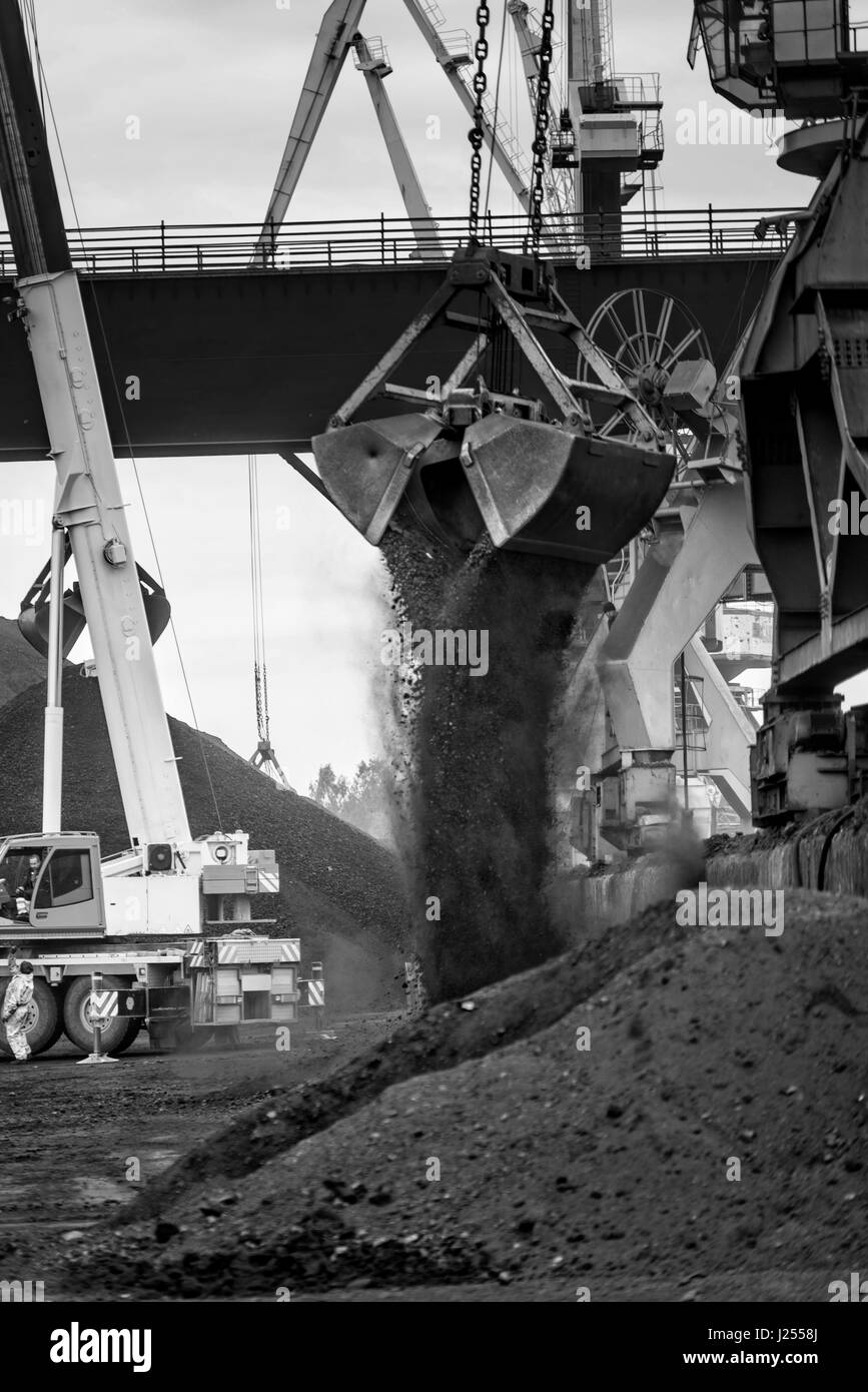 Arbeiten Sie im Hafen Kohle Umschlagterminal. Stockfoto