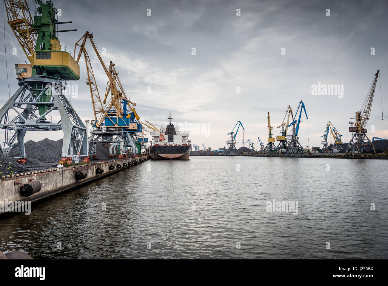 Schiffe und Kräne an einem Hafenterminal. Stockfoto