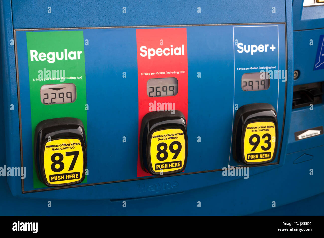 Oktan-Preise und Bewertungen für Regular, Spezial und Super + Benzin an einer Tankstelle Zapfsäule. Stockfoto