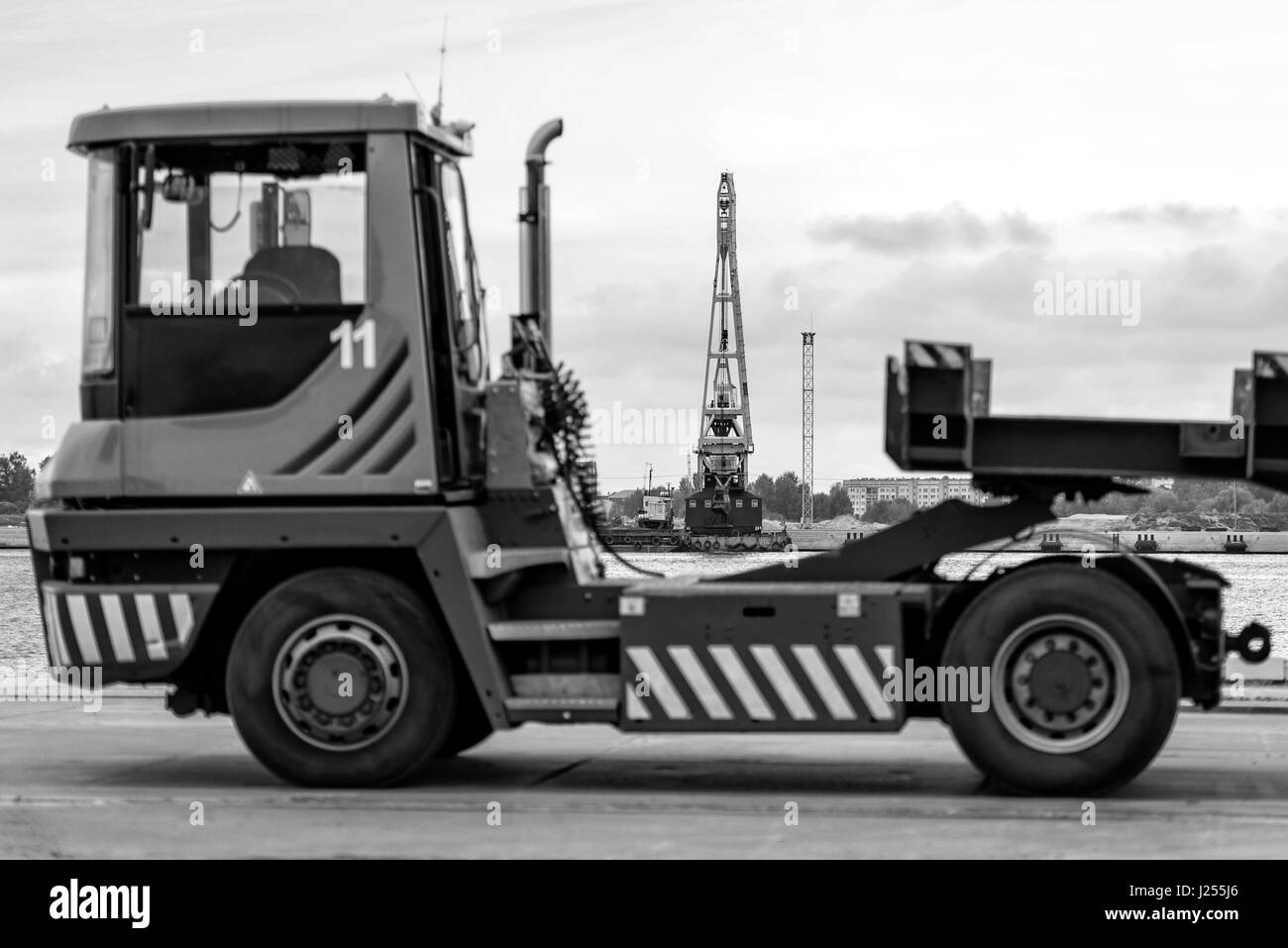 Hinter dem LKW Silhouette sichtbar schwimmende Plattform mit der Hafenkran. Stockfoto