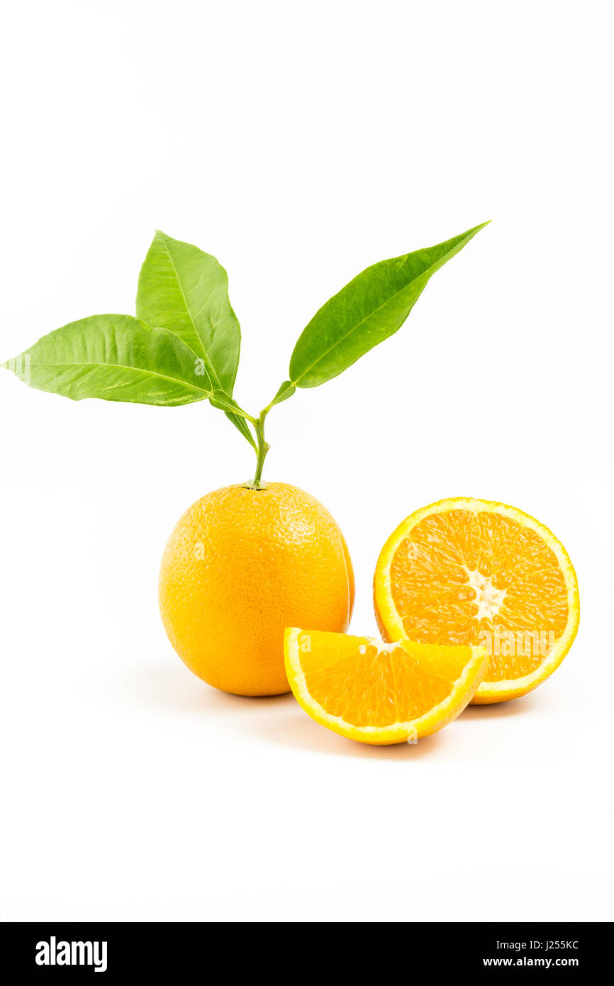 Frische Orange isoliert mit Blätter und Orange Scheiben auf weißem Hintergrund. Drei Objekte. Orangenscheibe. Stockfoto
