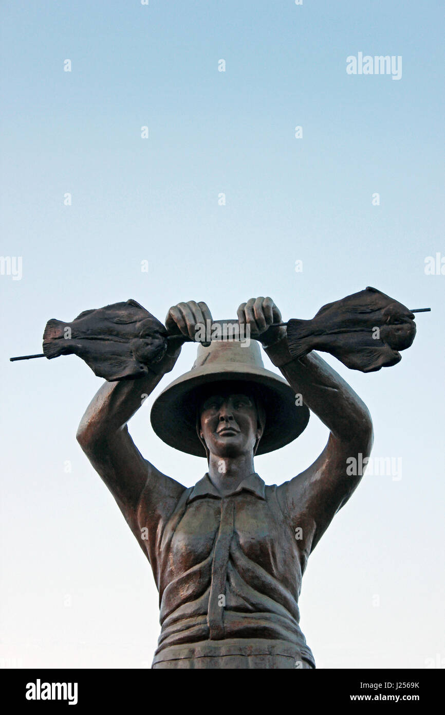 Fischer Bronze Statue mit aufgespießtem Klammer der Fische. Calle General Garcia Escamez, Corralejo, Fuerteventura-Kanaren Stockfoto