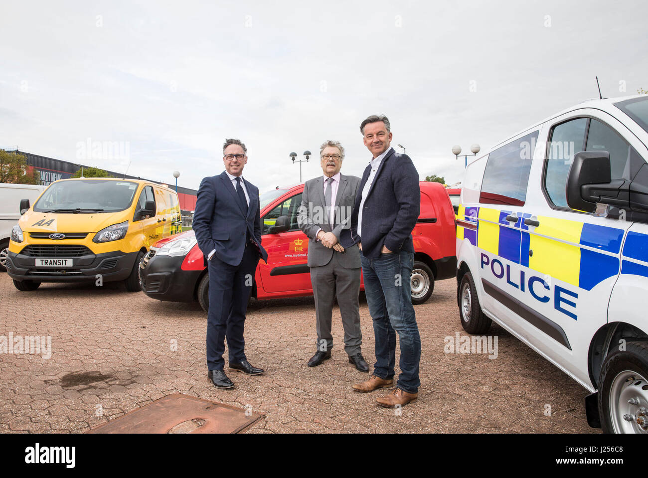 (Von links nach rechts) Richard Burnett (Chief Executive der Road Spedition Association), Ian Chisholm (SOE, Society of Operations Engineers) und Mike Hawes (CEO der Society of Motor Manufacturers and Traders) posieren vor sieben Euro VI-Notfällen, Service- und Lieferfahrzeuge auf der 2017 Commercial Vehicle Show im NEC Birmingham. Stockfoto