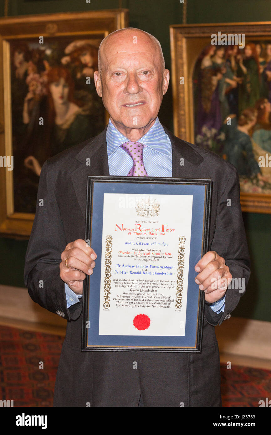 London, UK. 24. April 2017. Lord Foster of Thames Bank OM erhält die Freiheit von der City of London in Guildhall in Anerkennung seiner herausragenden Beitrag zur zeitgenössischen Architektur. Lord Foster ist in der Guildhall Art Gallery abgebildet. Stockfoto