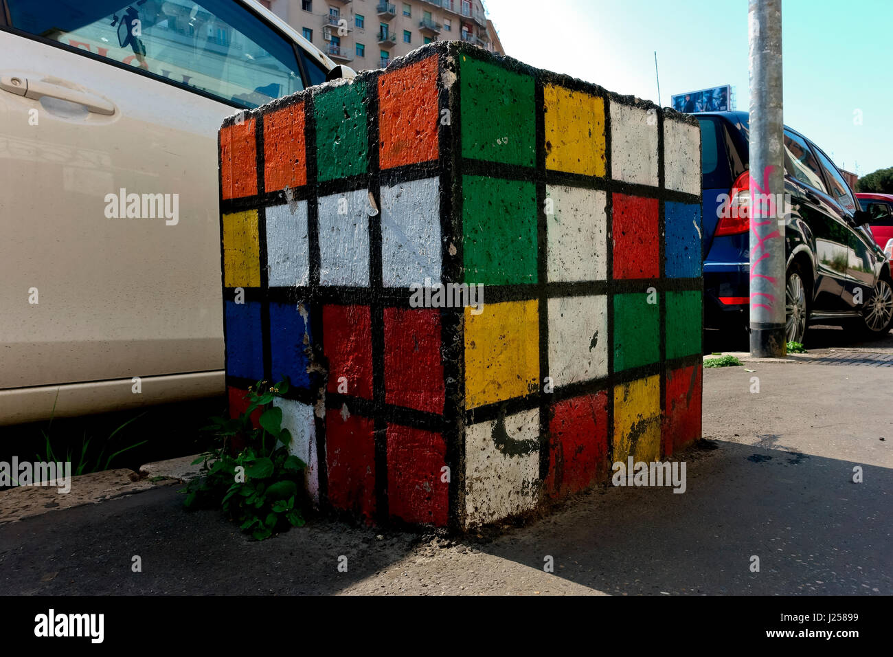 Bemalter Zementwürfel, Rubik's Cube style. Komische, skurrile Straßenkunst. Graffiti. Rom, Italien, Europa, Europäische Union, EU. Stockfoto