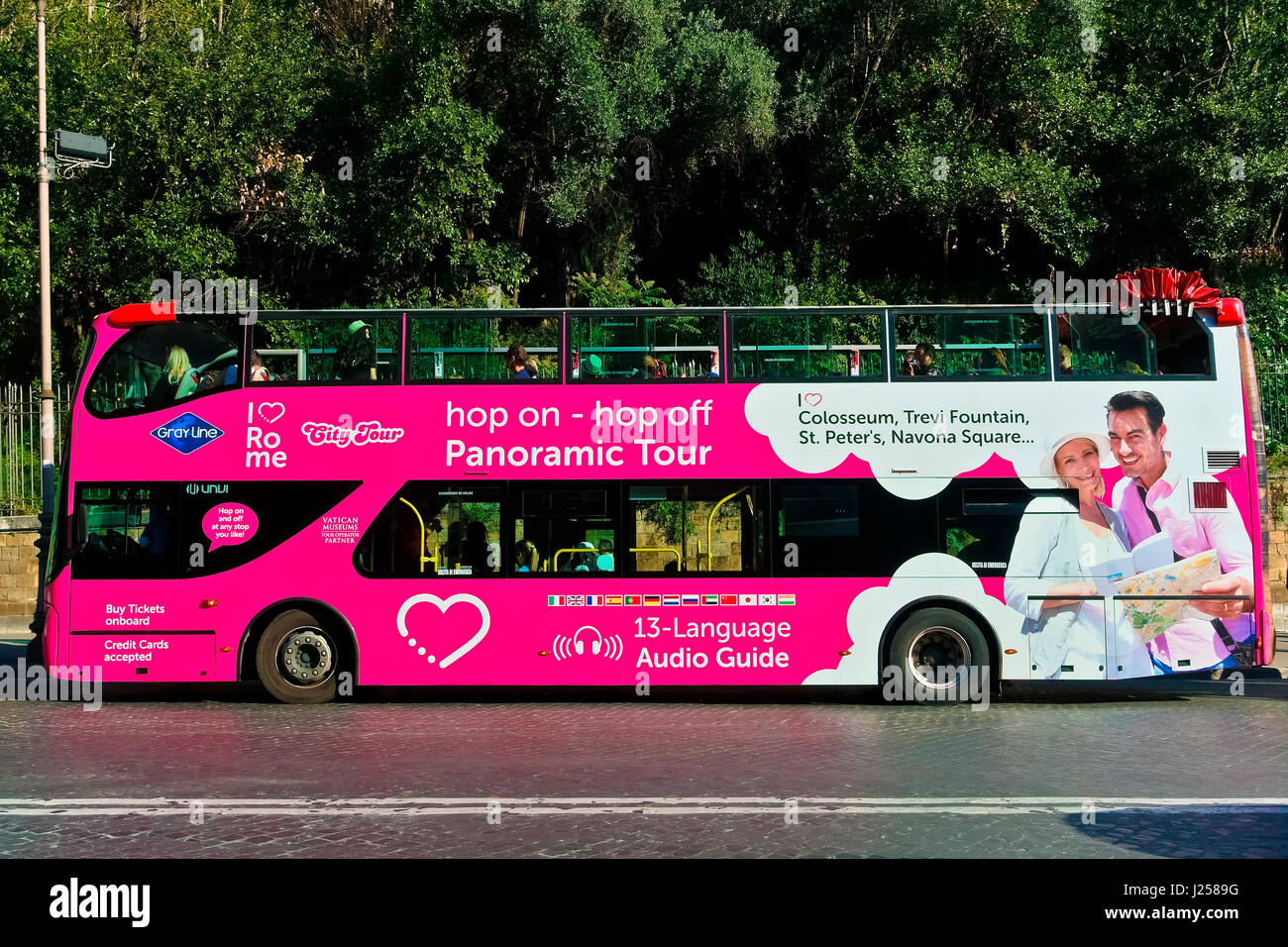 Pink Sightseeing Doppeldecker offenen Bus, Tourismus. Hop on Hop off. Rom, Italien, Europa, Europäische Union, EU. Stockfoto