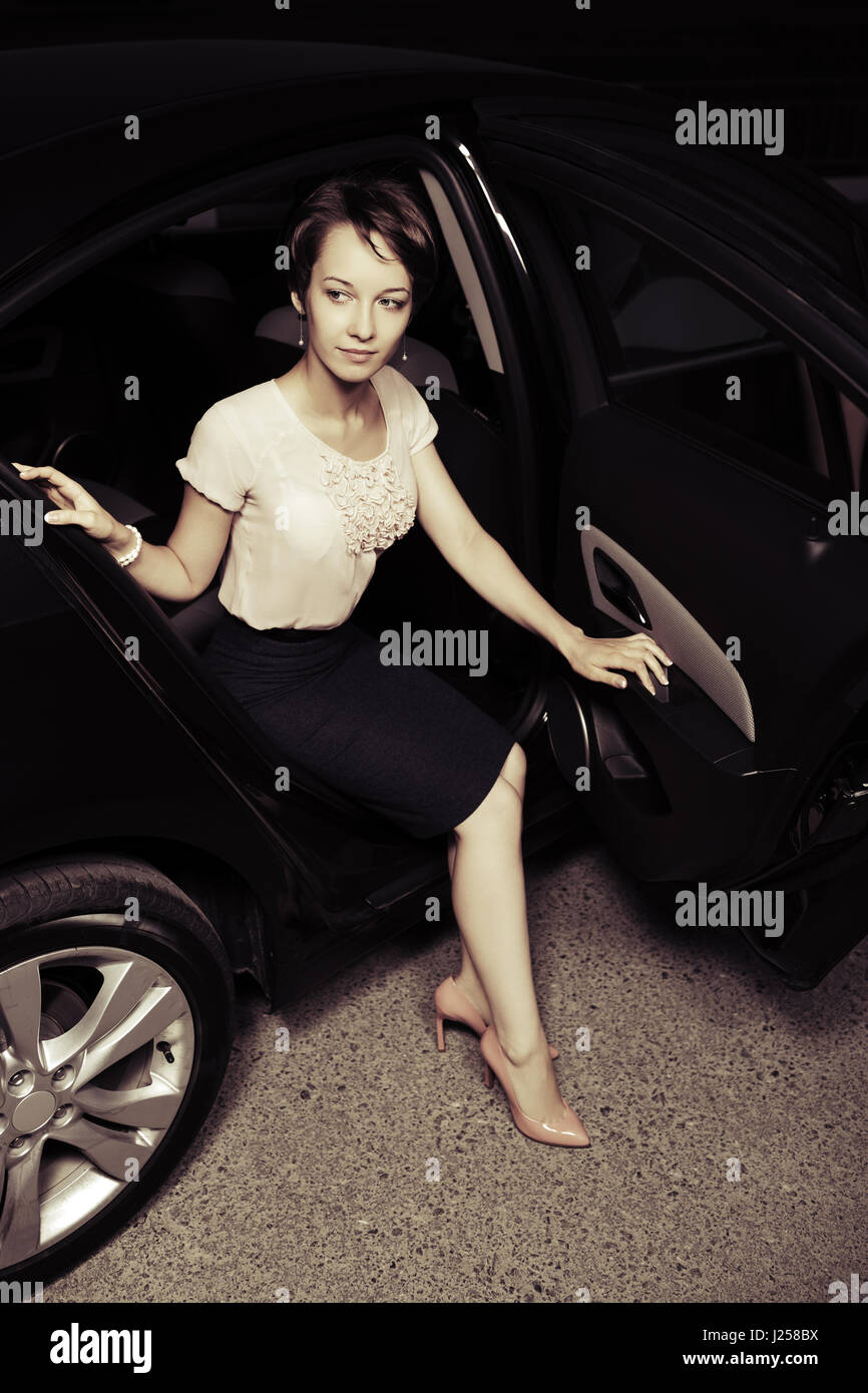 Junge Frau im Auto Stockfoto