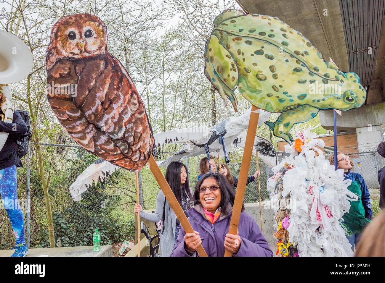 Frau mit vom Aussterben bedrohten Arten Zeichen, Earth Day Parade und Festival, Vancouver, Britisch-Kolumbien, Kanada Stockfoto
