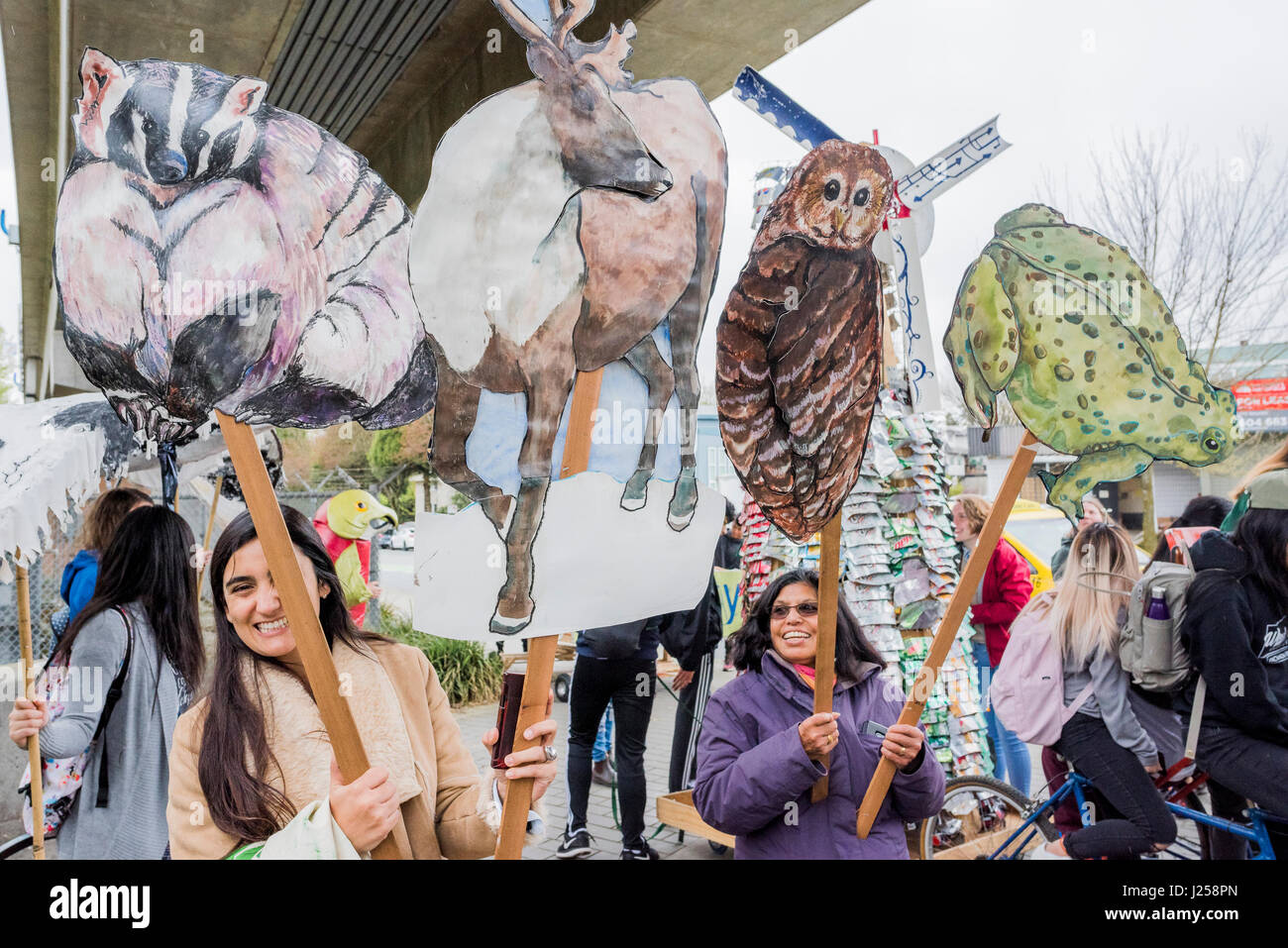 Frauen mit Artenschutz Zeichen, Earth Day Parade und Festival, Vancouver, Britisch-Kolumbien, Kanada Stockfoto