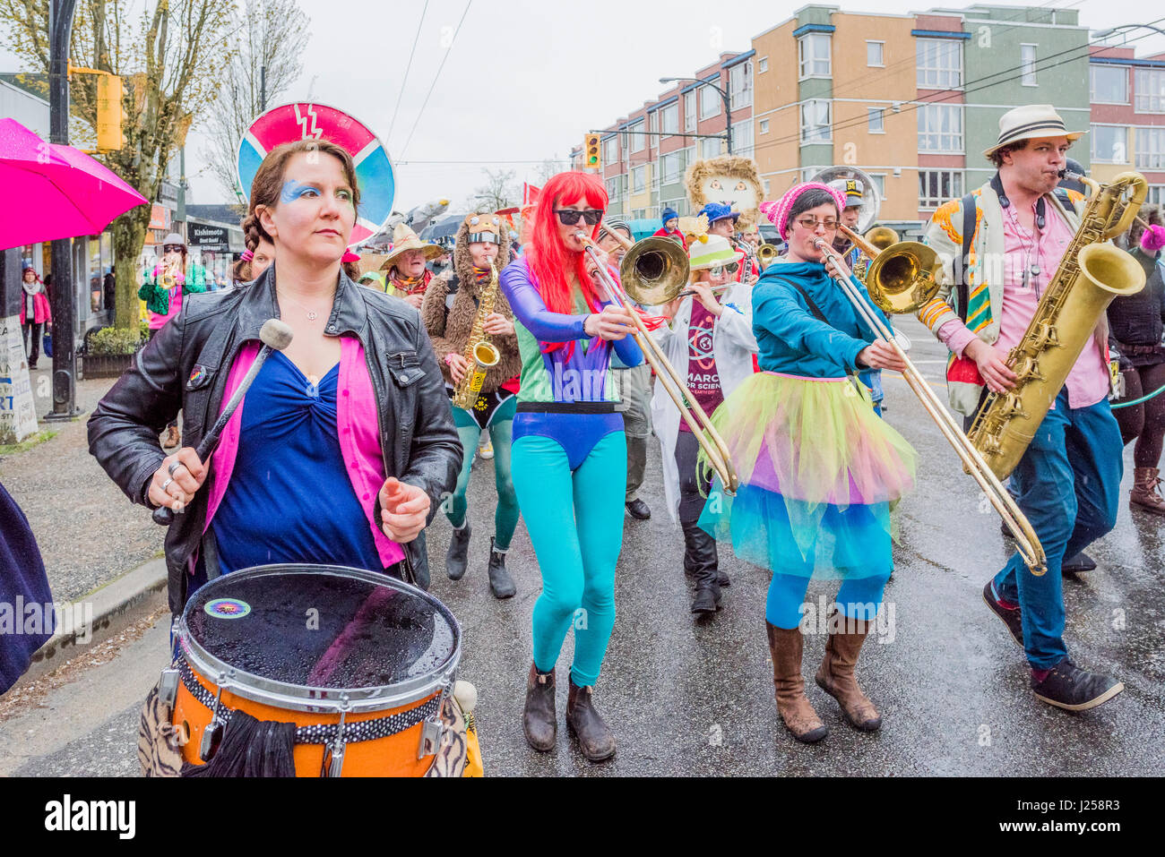 Die fabelhaften Karneval Band unterhält am Earth Day Parade und Festival, Vancouver, Britisch-Kolumbien, Kanada Stockfoto