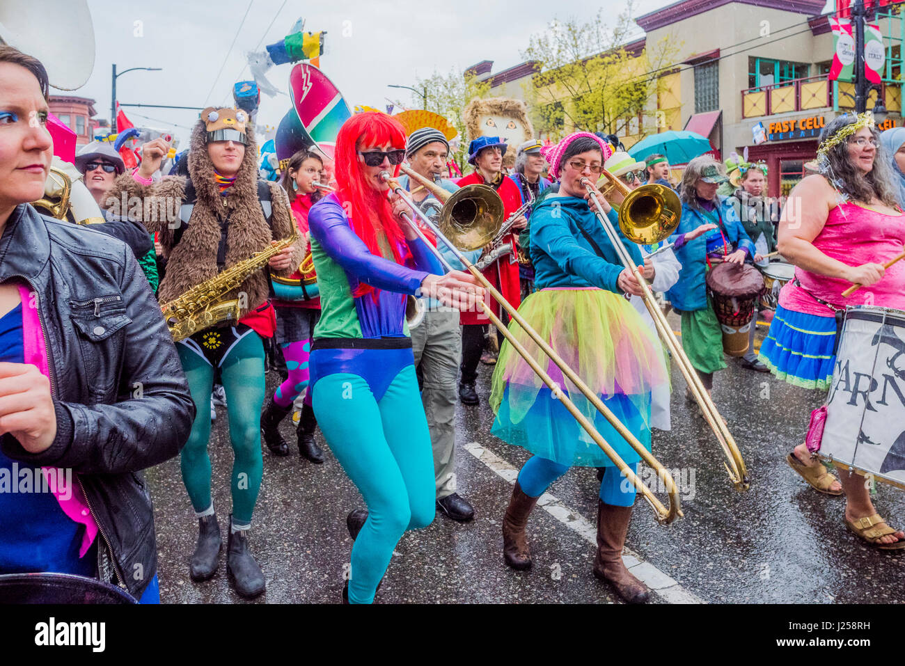 Die fabelhaften Karneval Band unterhält am Earth Day Parade und Festival, Vancouver, Britisch-Kolumbien, Kanada Stockfoto